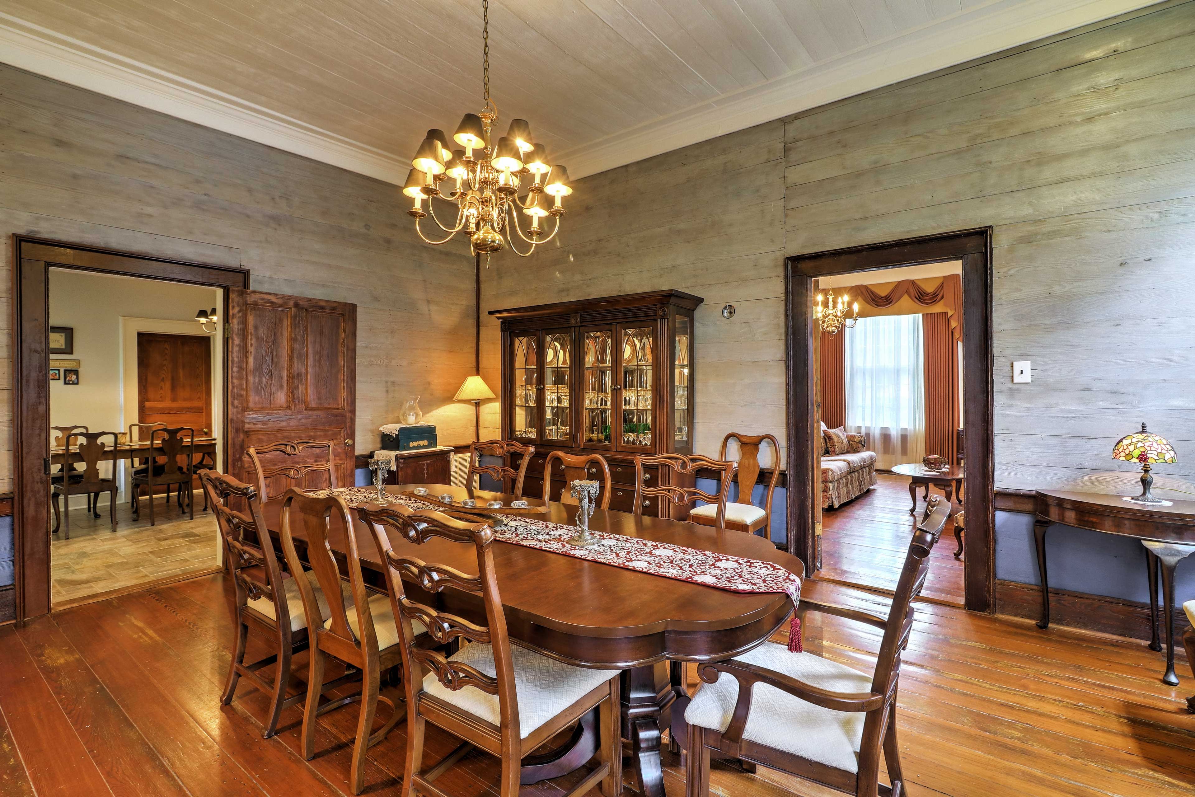 Formal Dining Room | Dishware & Flatware Provided