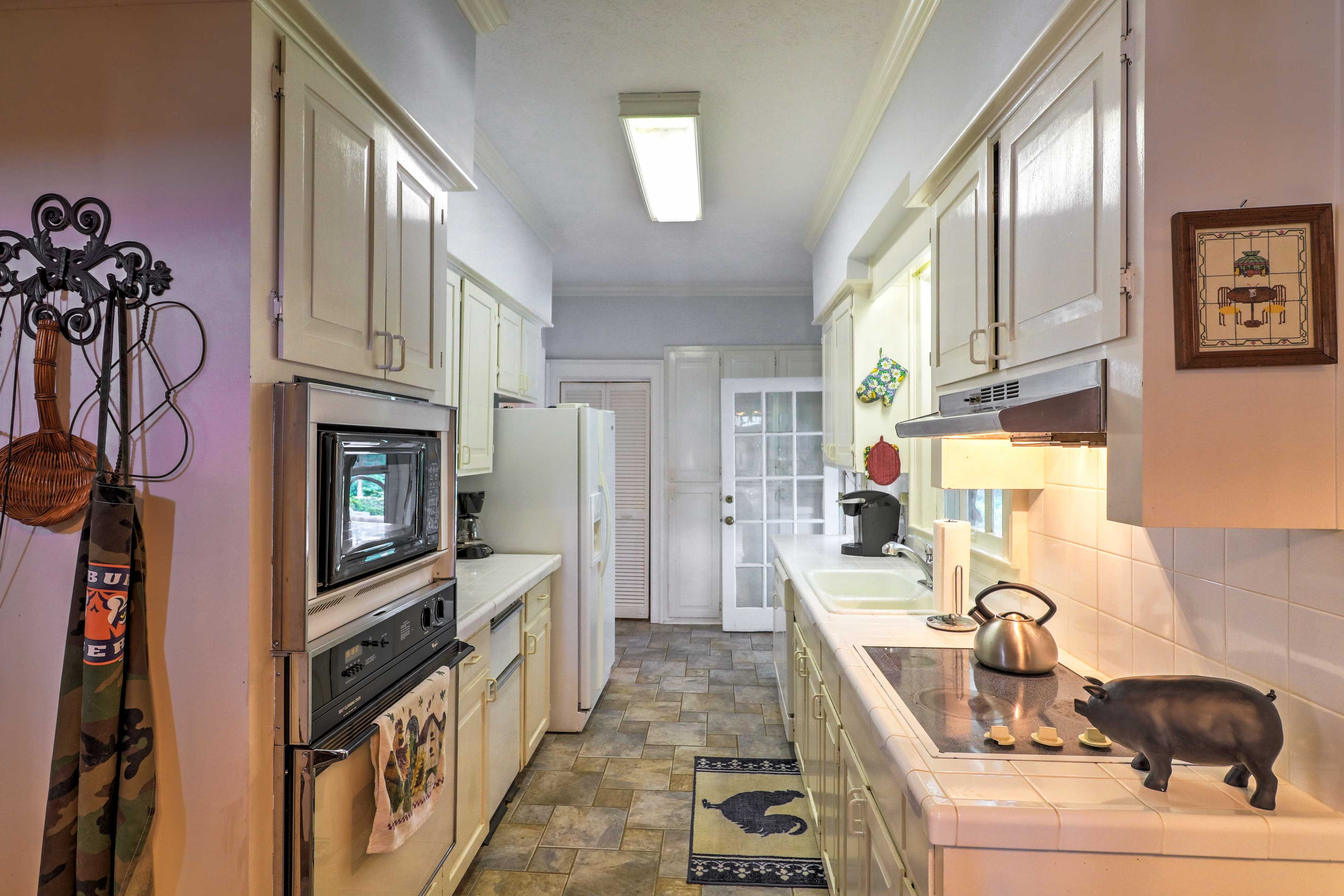 Kitchen | Fully Equipped w/ Cooking Basics