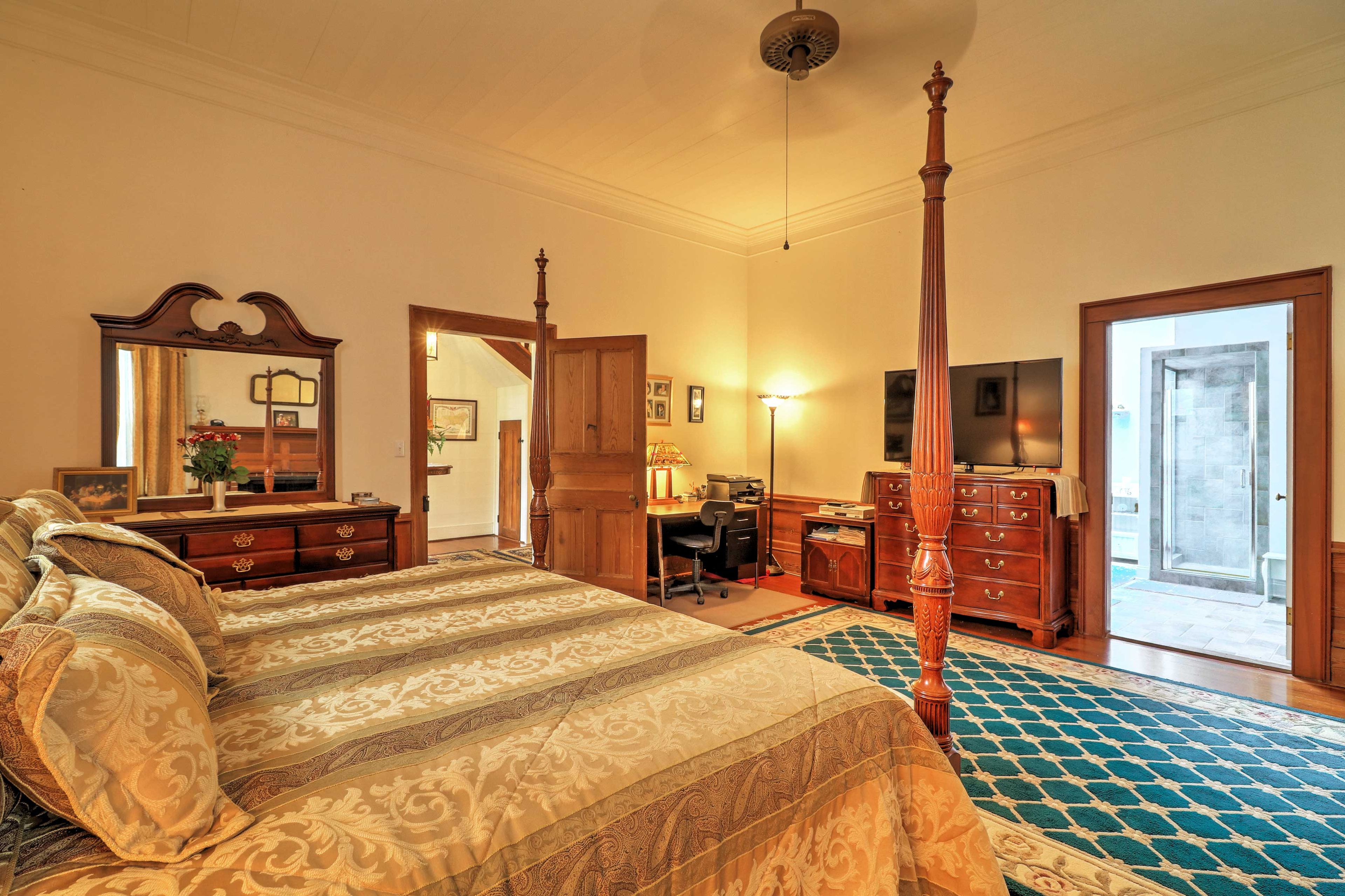 Bedroom 1 (Main Suite) | King Bed | 1st Floor