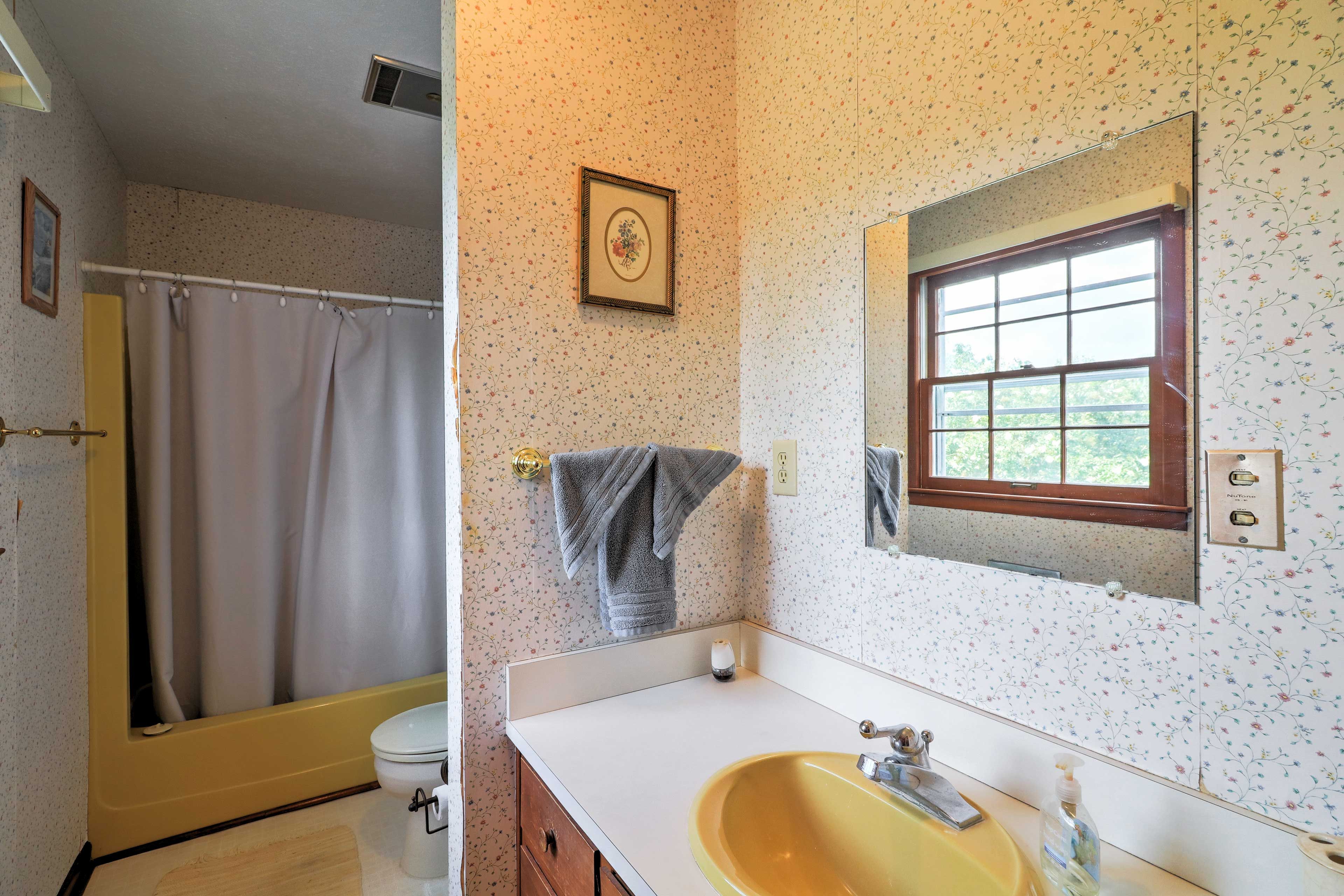 Full Bathroom | Shower/Tub Combo | Towels Provided