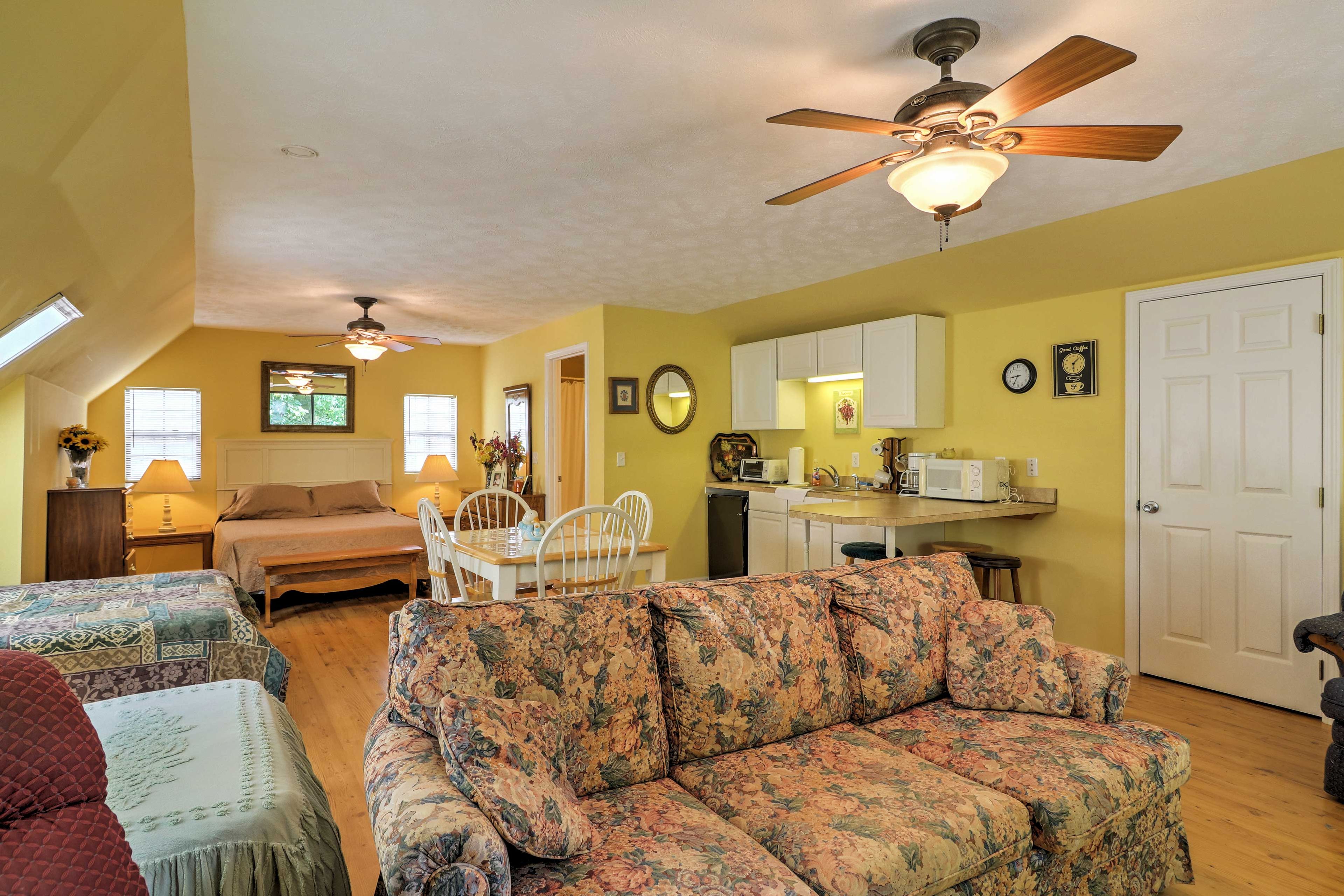 Guest House | Well-Equipped Kitchen & Dining