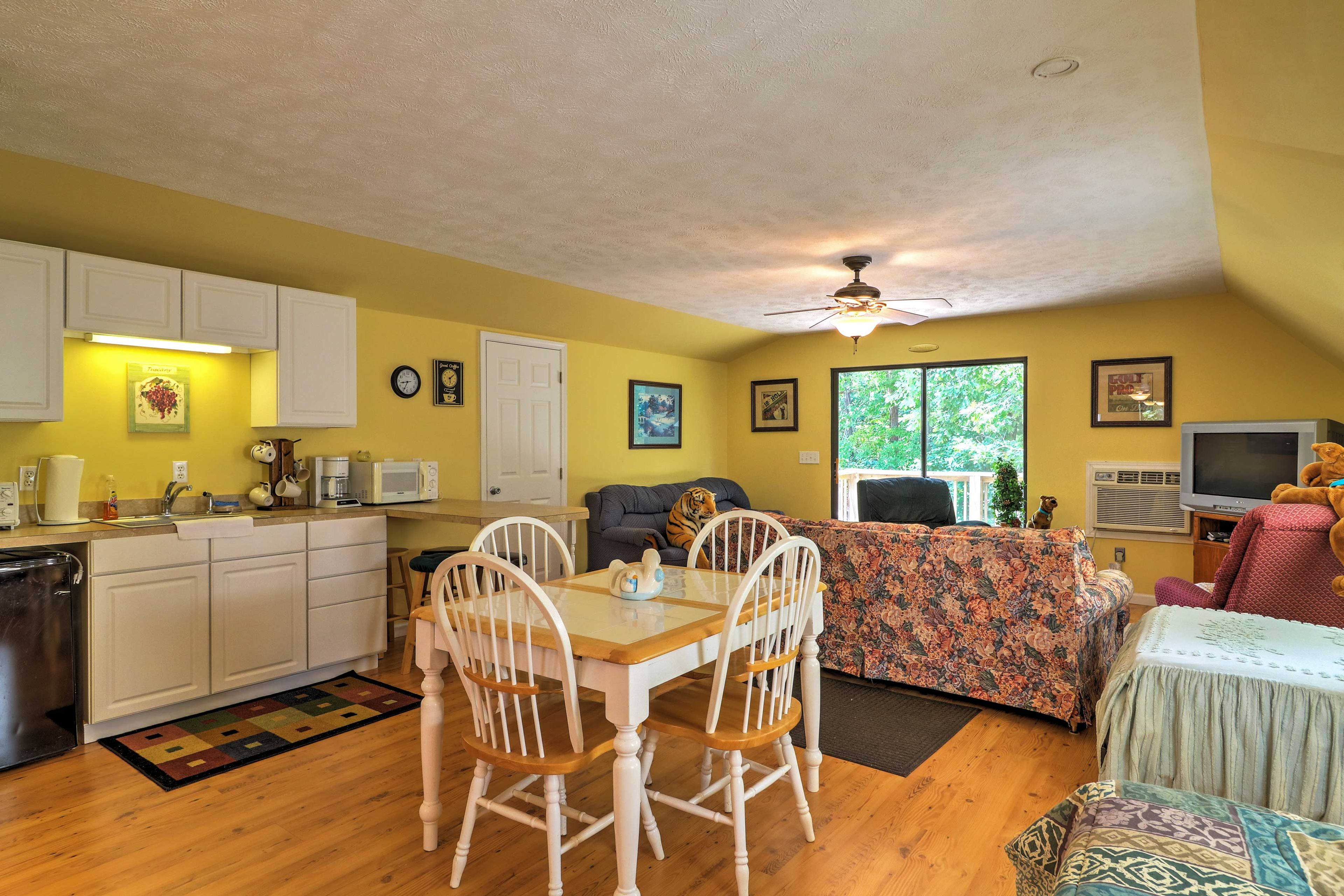 Guest House | Full Bed | 2 Twin Beds | 2 Sleeper Sofas