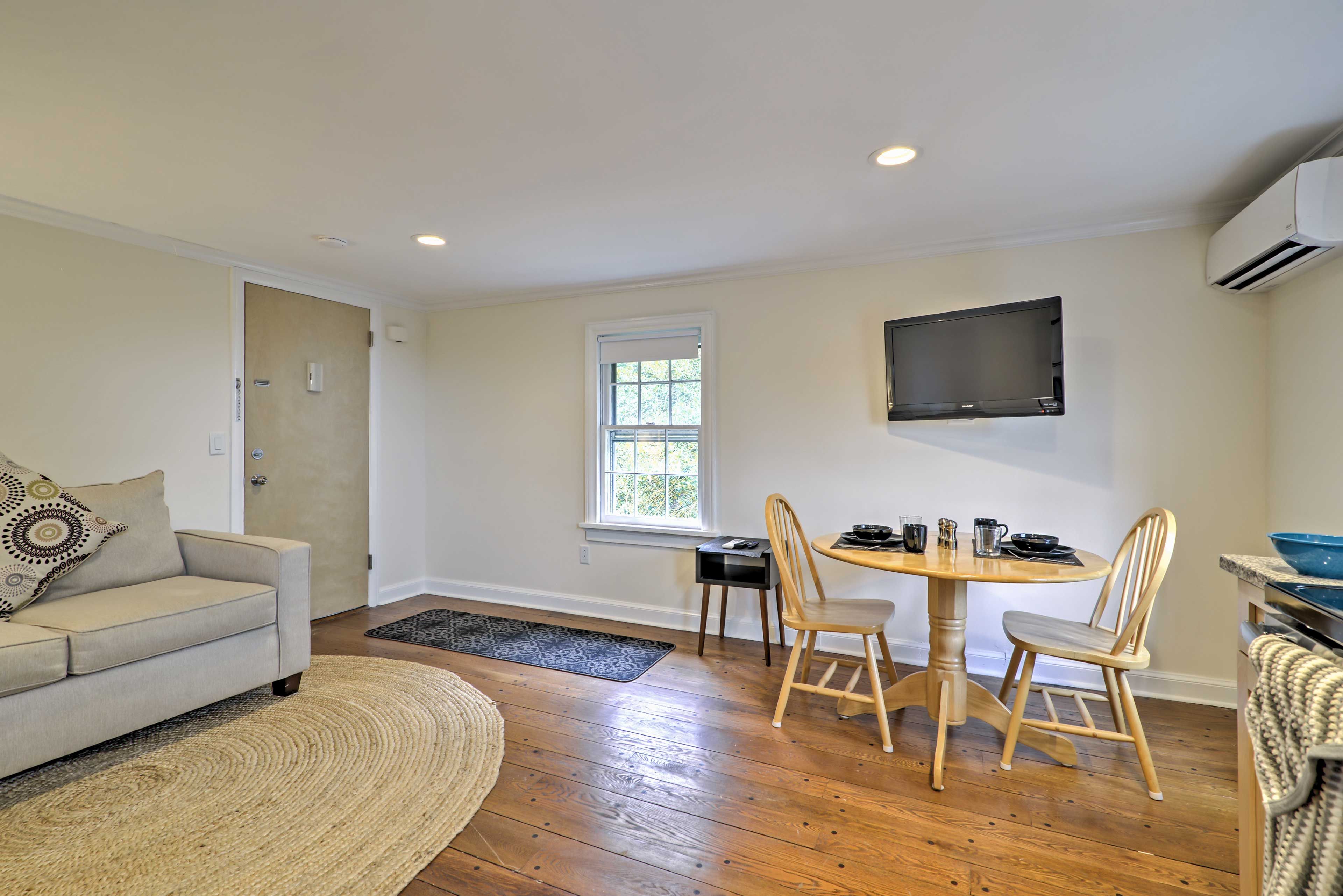 Living Area/Dining Area
