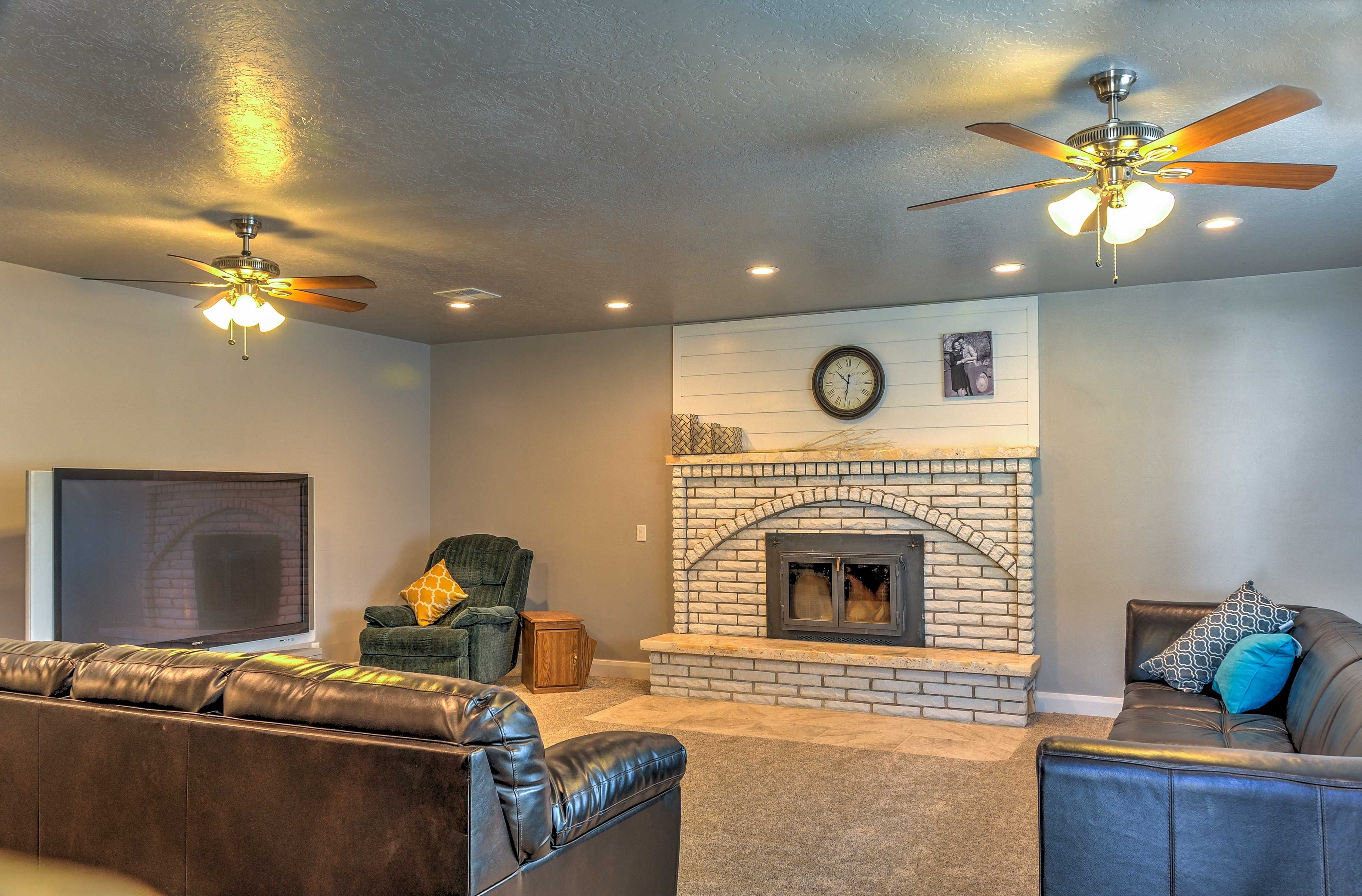 Living Room | Pullout Bed | Free WiFi | TV w/ Netflix | Central A/C & Heat