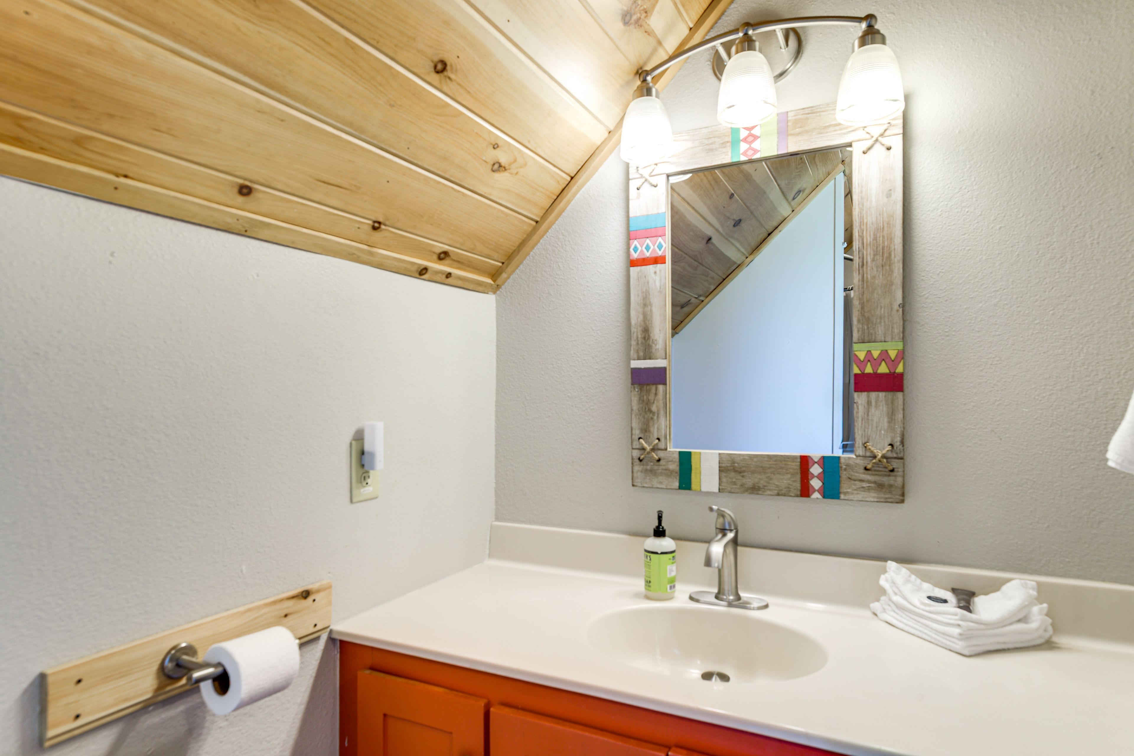 En-Suite Bathroom | Towels Provided | Shower/Tub Combo