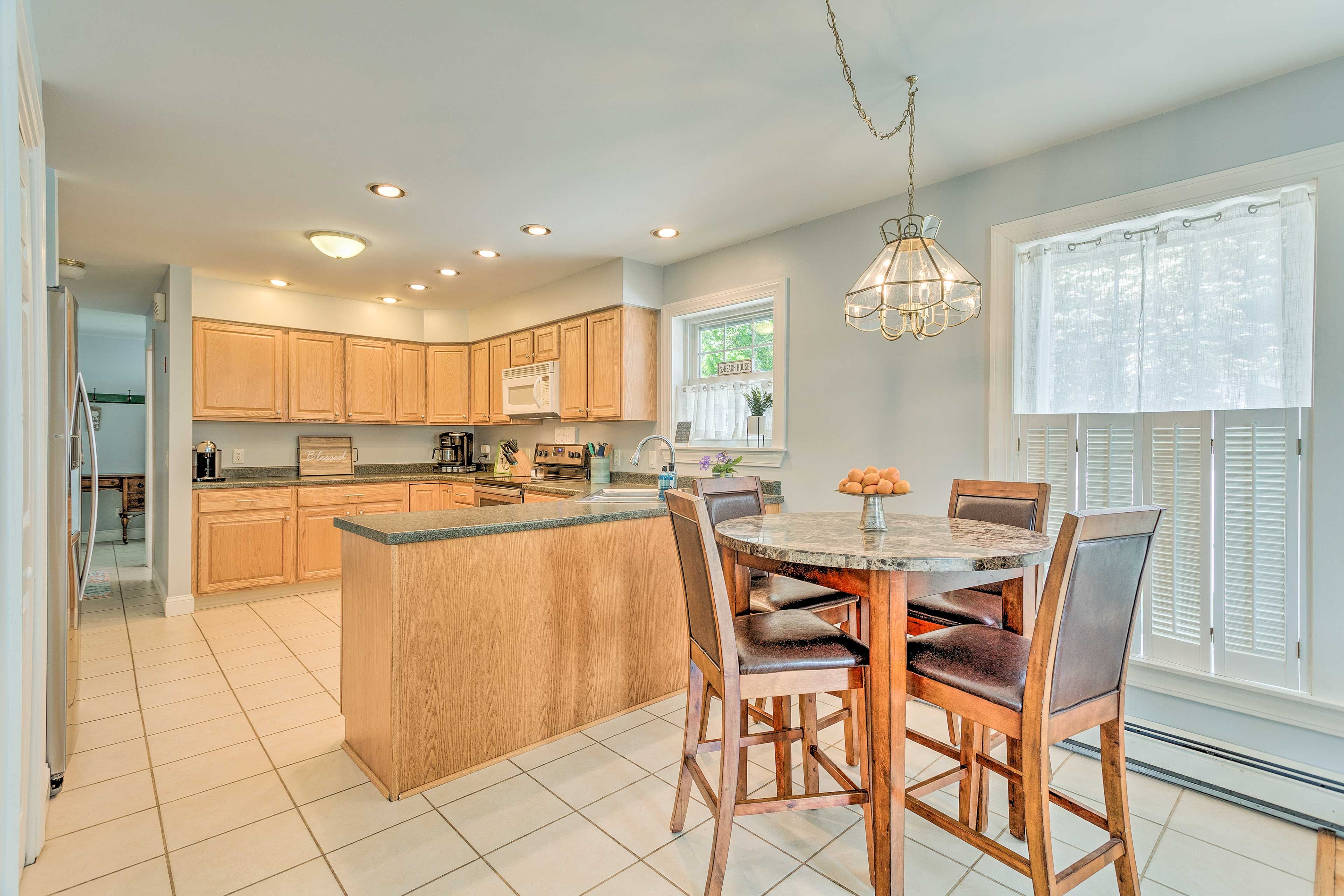 Dining Area | Dishware/Flatware Provided