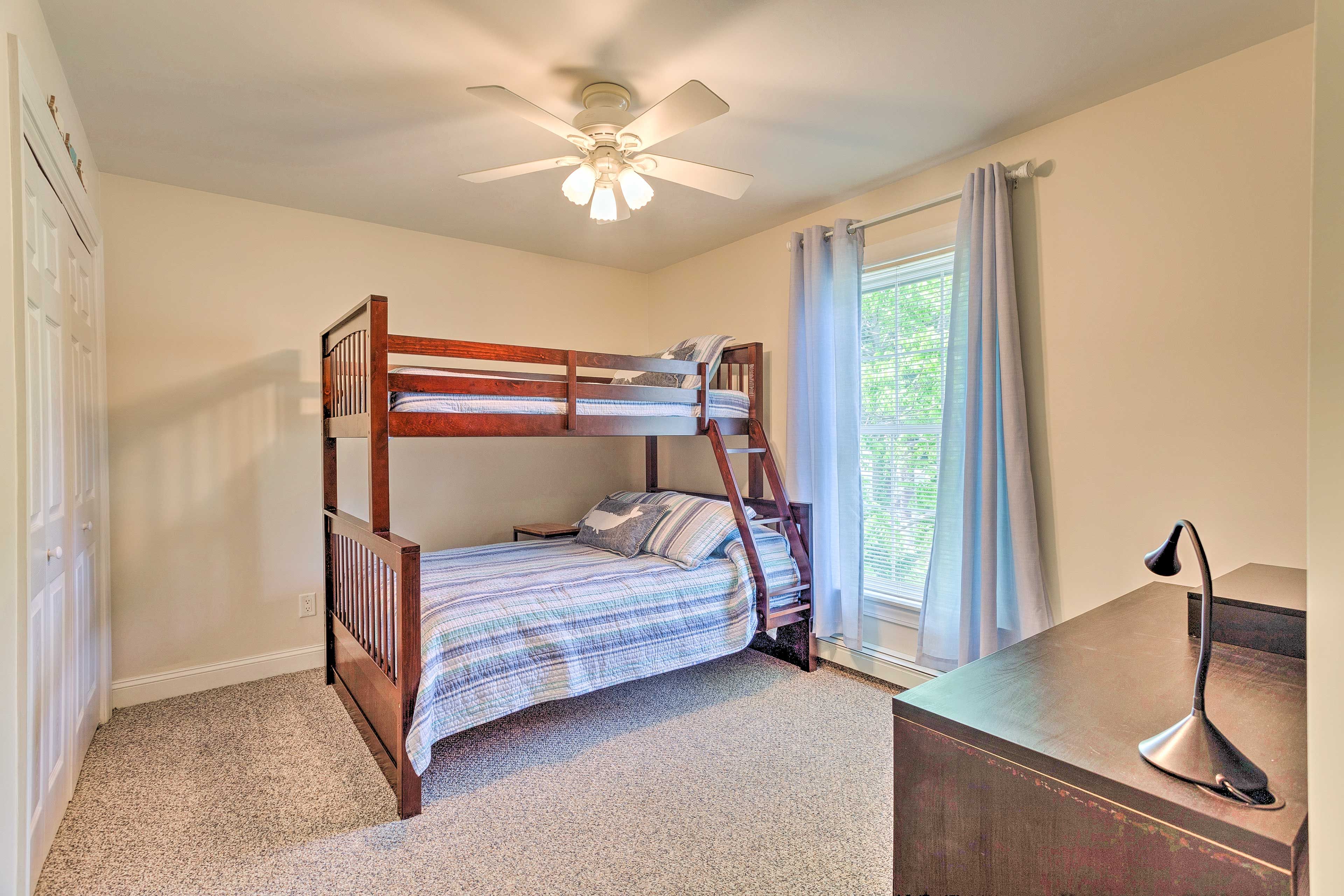 Bedroom 4 | Twin/Full Bunk Bed