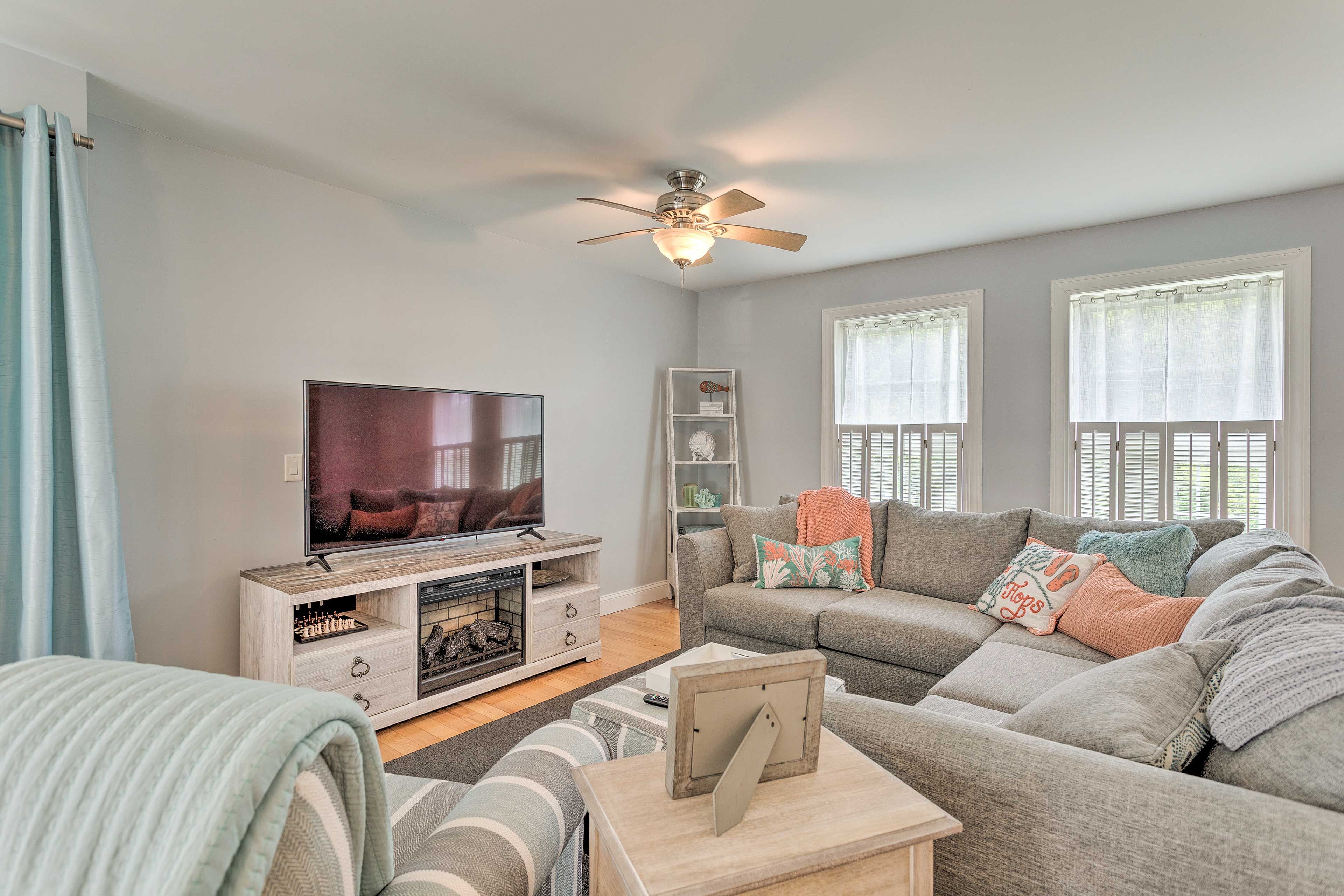 Living Room | Flat-Screen TV w/ Cable | Free WiFi | Gas Fireplace