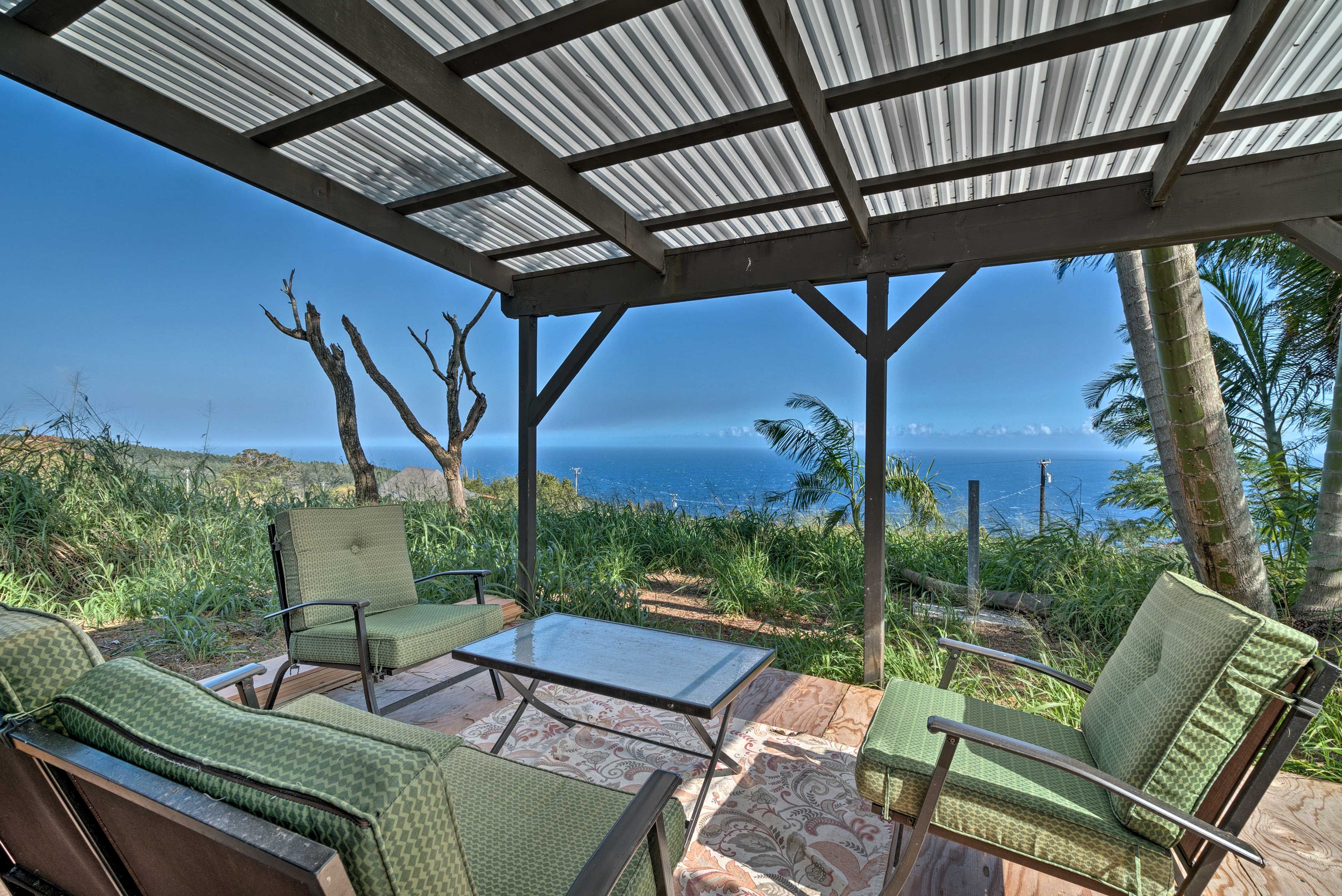 Escape to paradise at this 2-bedroom, 1-bath vacation rental in Laupahoehoe.
