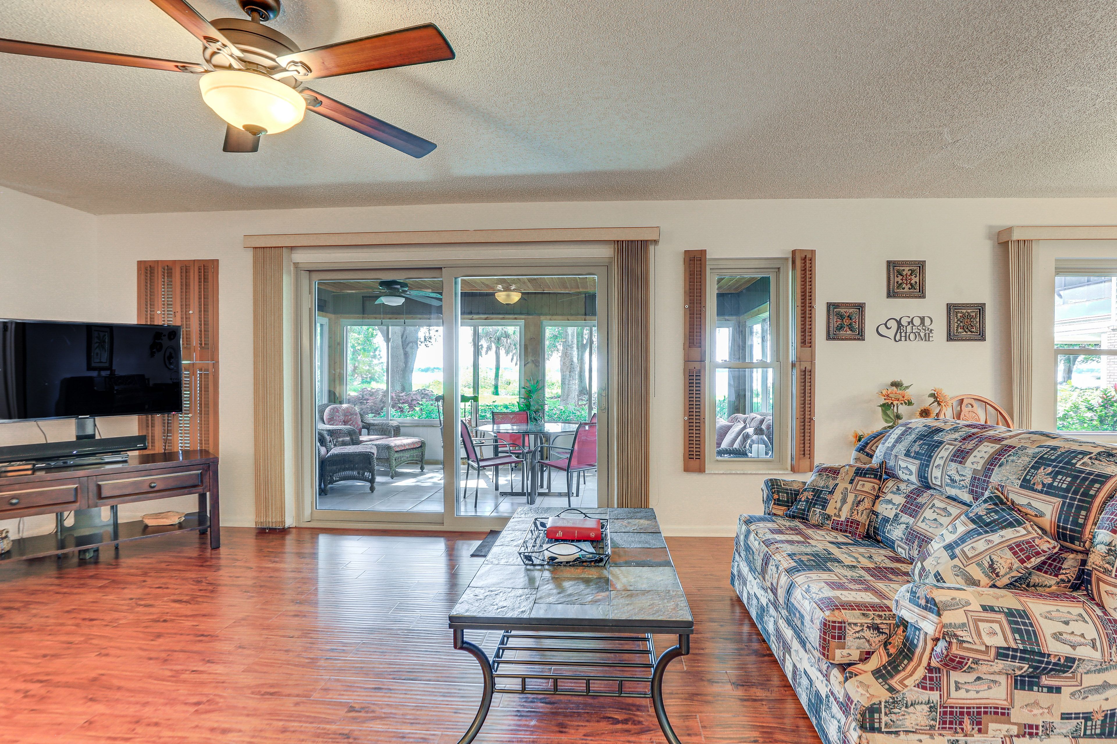 Living Room | Free WiFi | Cable TV | Central A/C & Heat