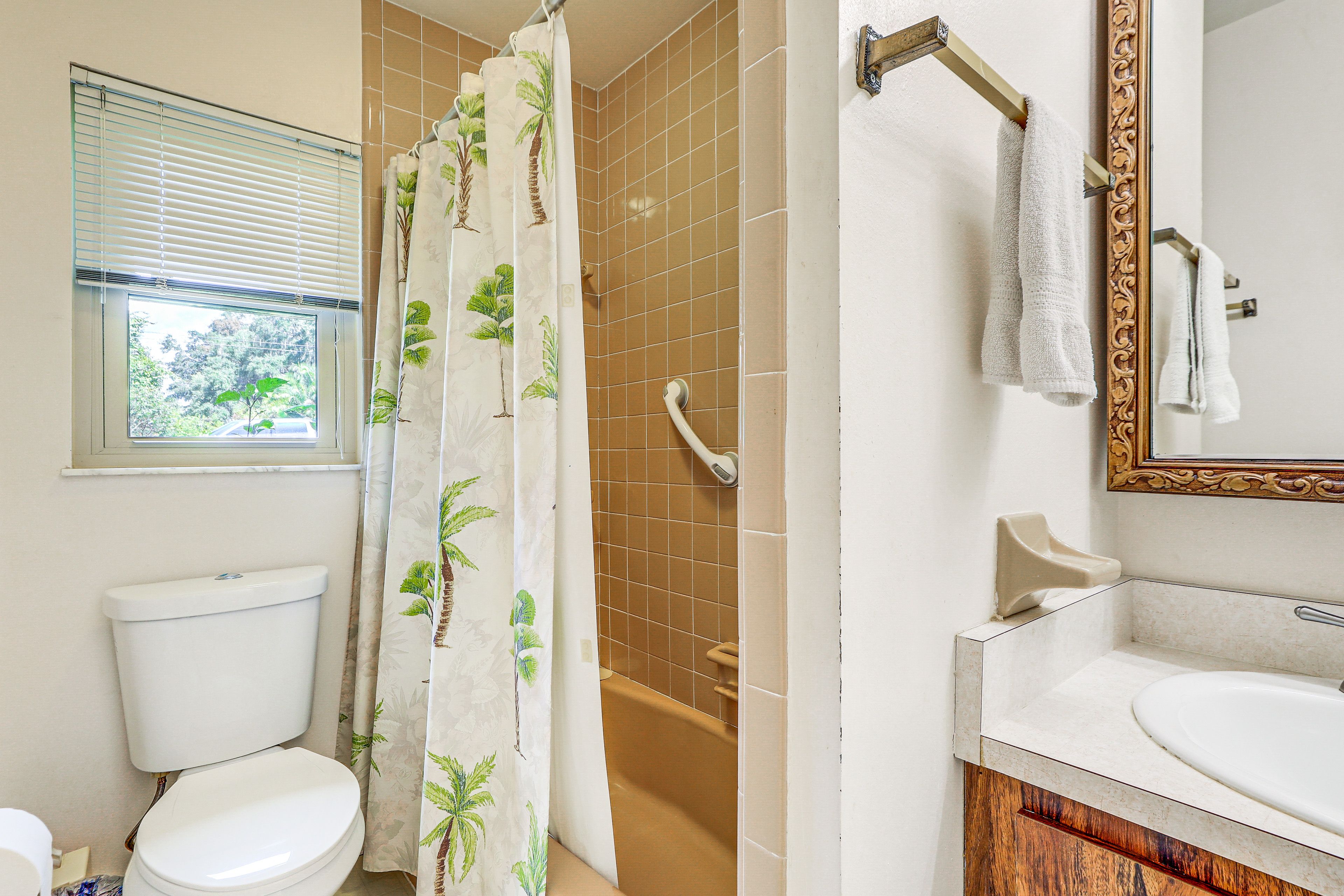 En-Suite Bathroom | Towels Provided