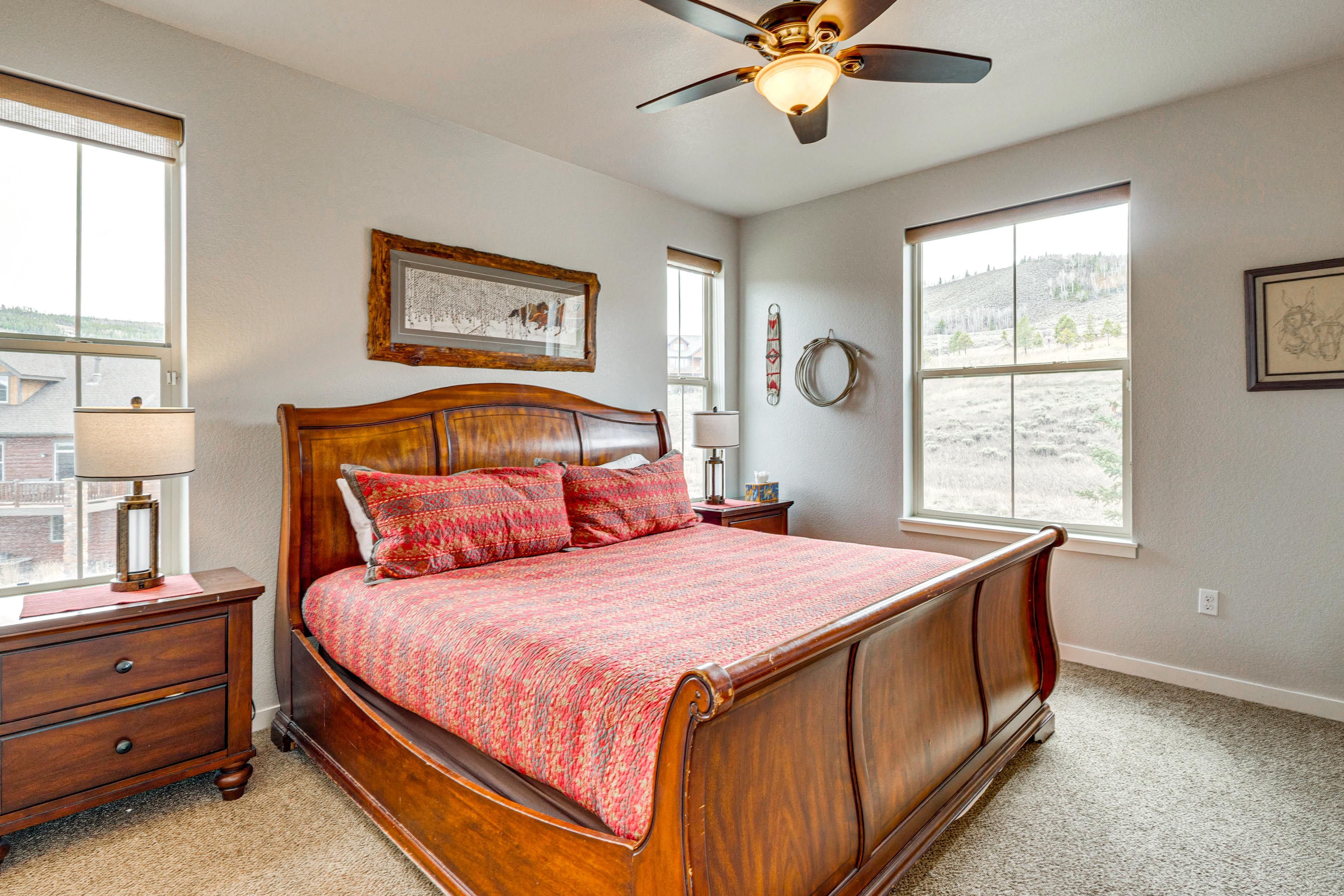 Bedroom 2 | King Bed | Main Level | En-Suite Jack-and-Jill Bathroom