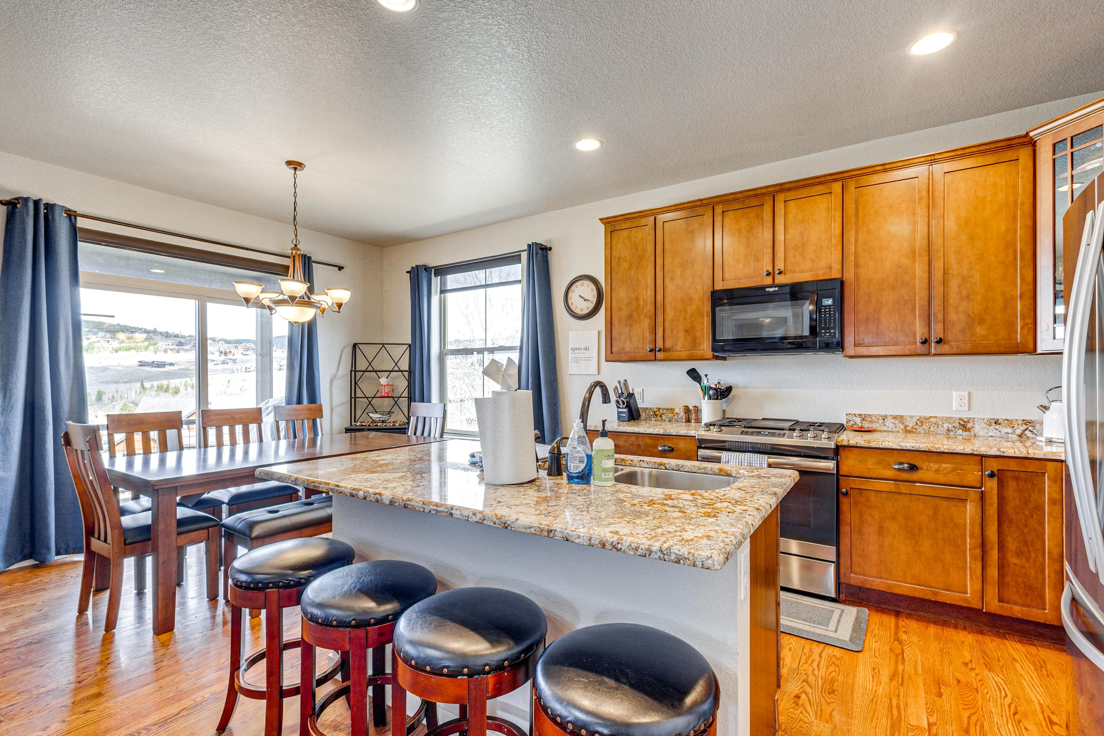 Kitchen & Dining Area | Open Floor Plan