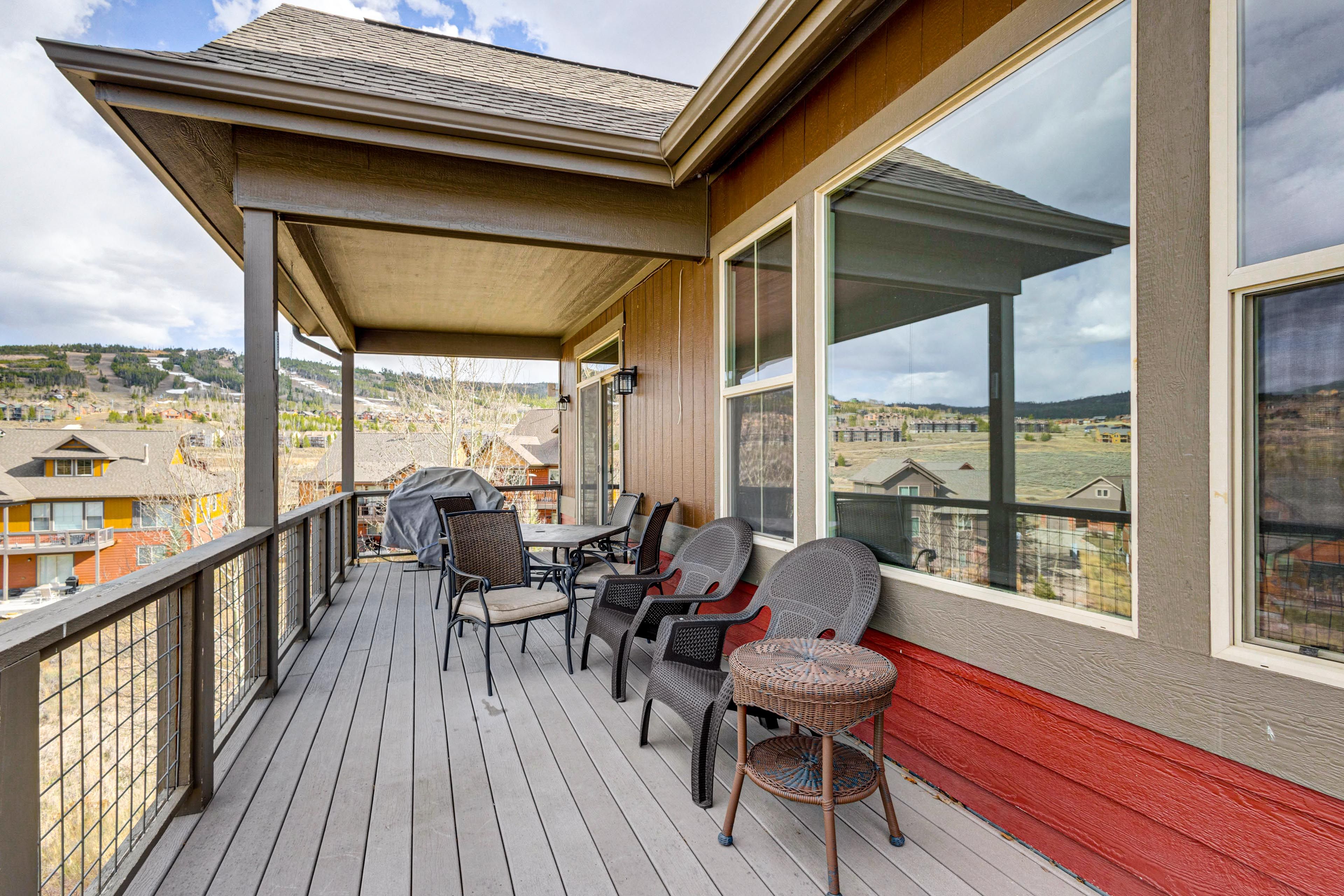 Furnished Deck | Gas Grill