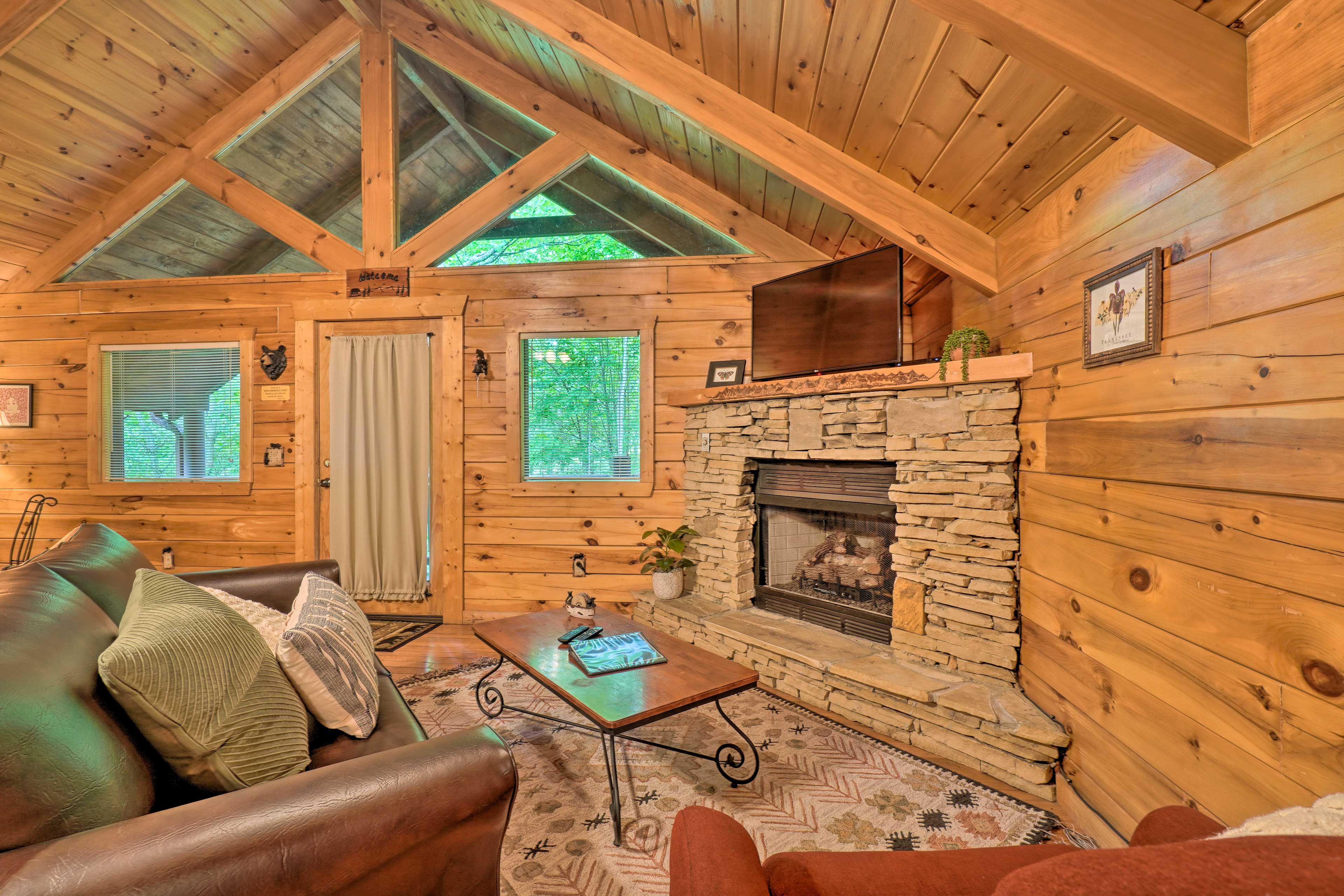 Living Room | Cable TV | Gas Fireplace