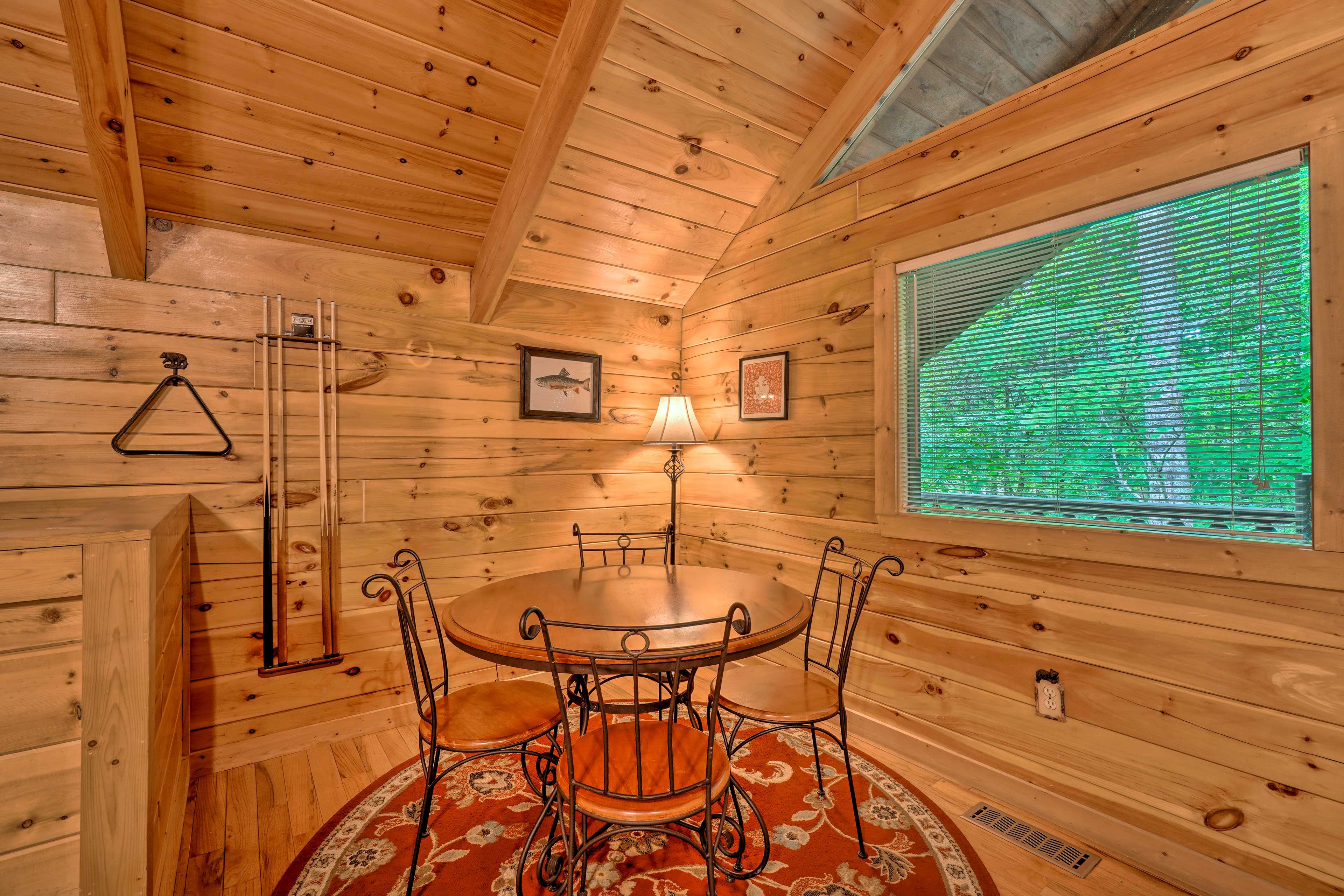 Dining Area | Dishware & Flatware Provided