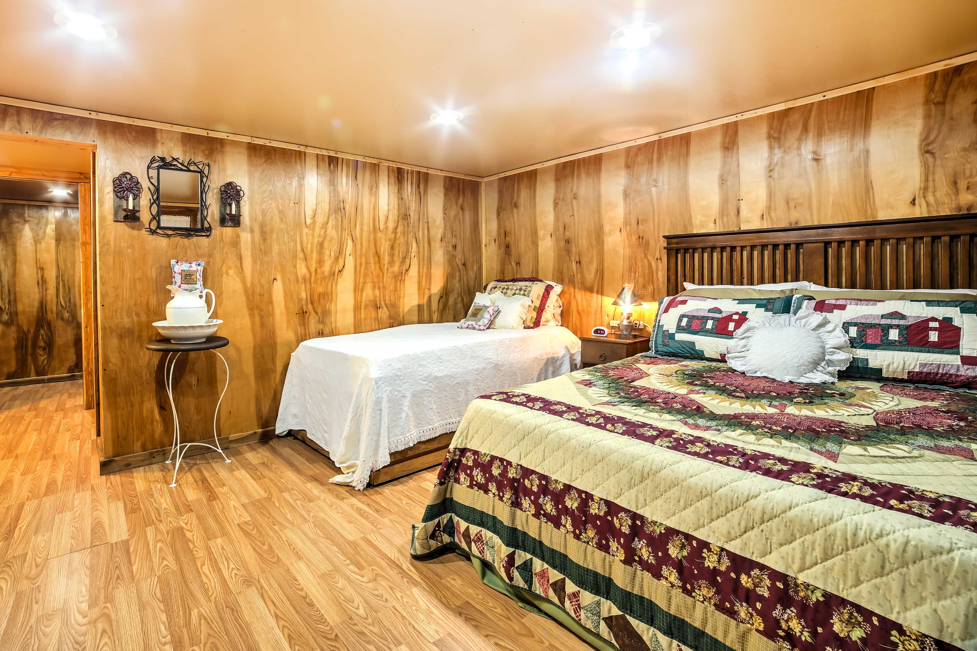 Bedroom 2 | Queen Bed | Twin Bed | Lower Level | En-Suite Bathroom