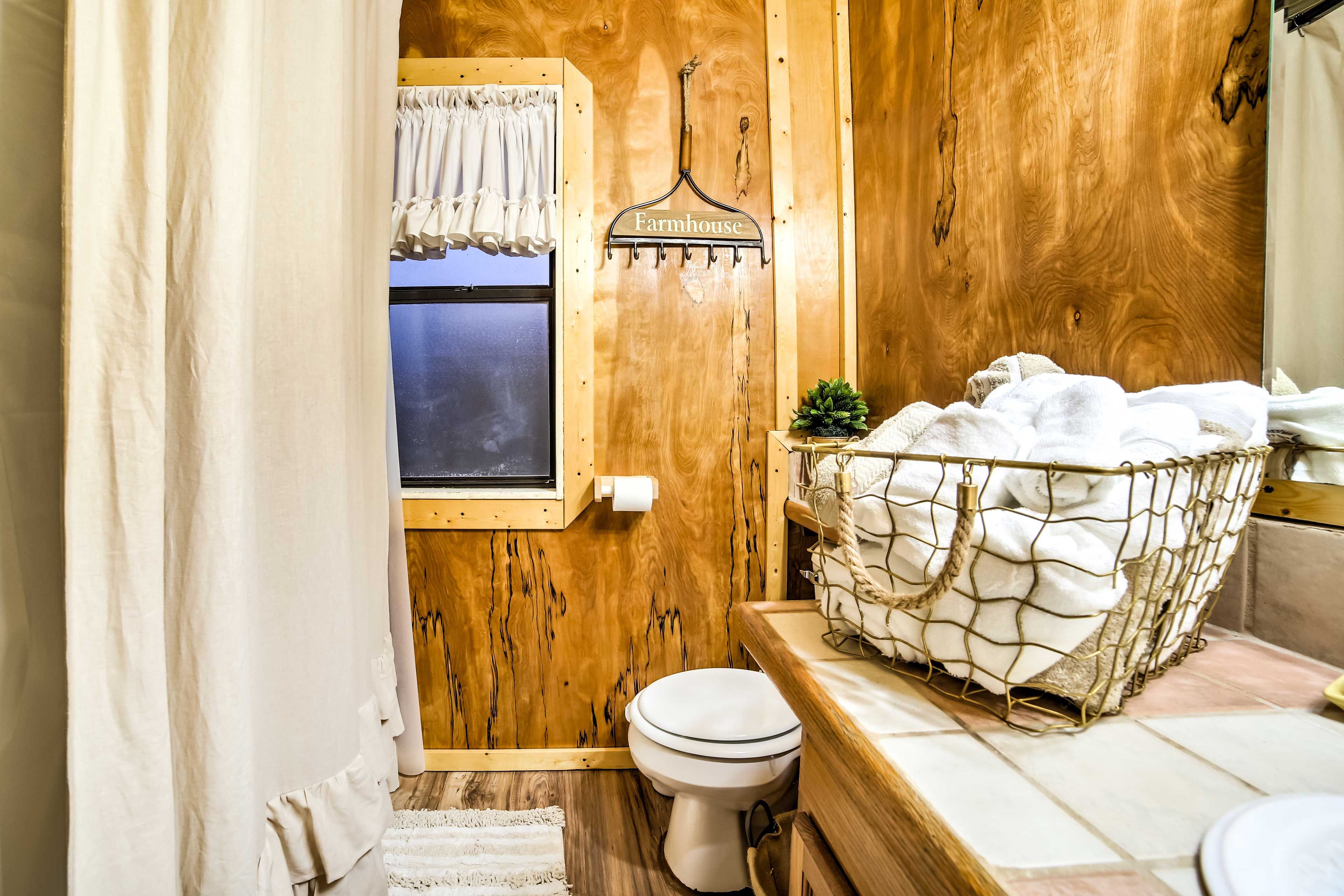 En-Suite Bathroom | Shower/Tub Combo