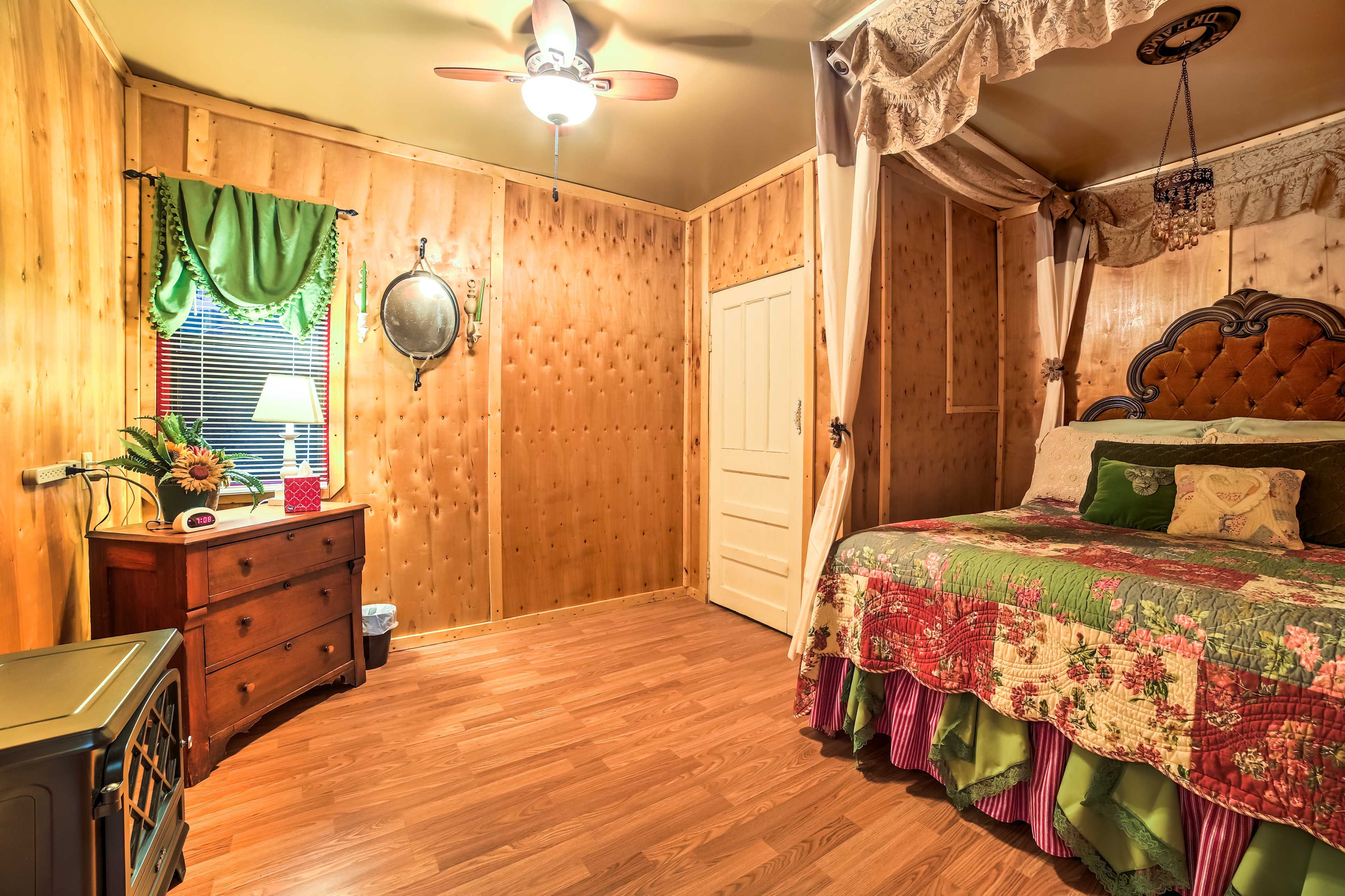 Bedroom 1 | Queen Bed | Main Level | Linens Provided | En-Suite Bathroom