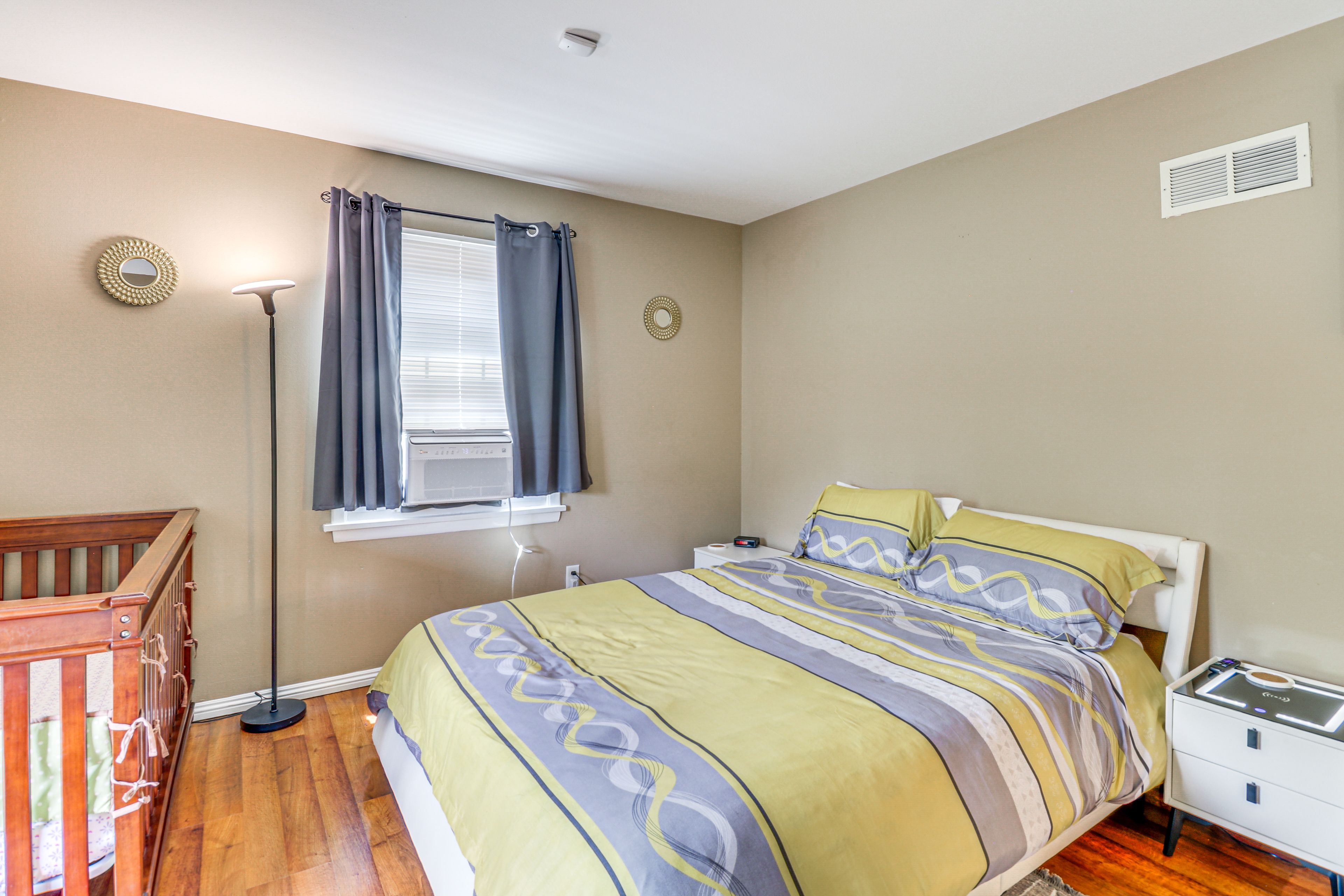 Bedroom 3 | Queen Bed | Crib