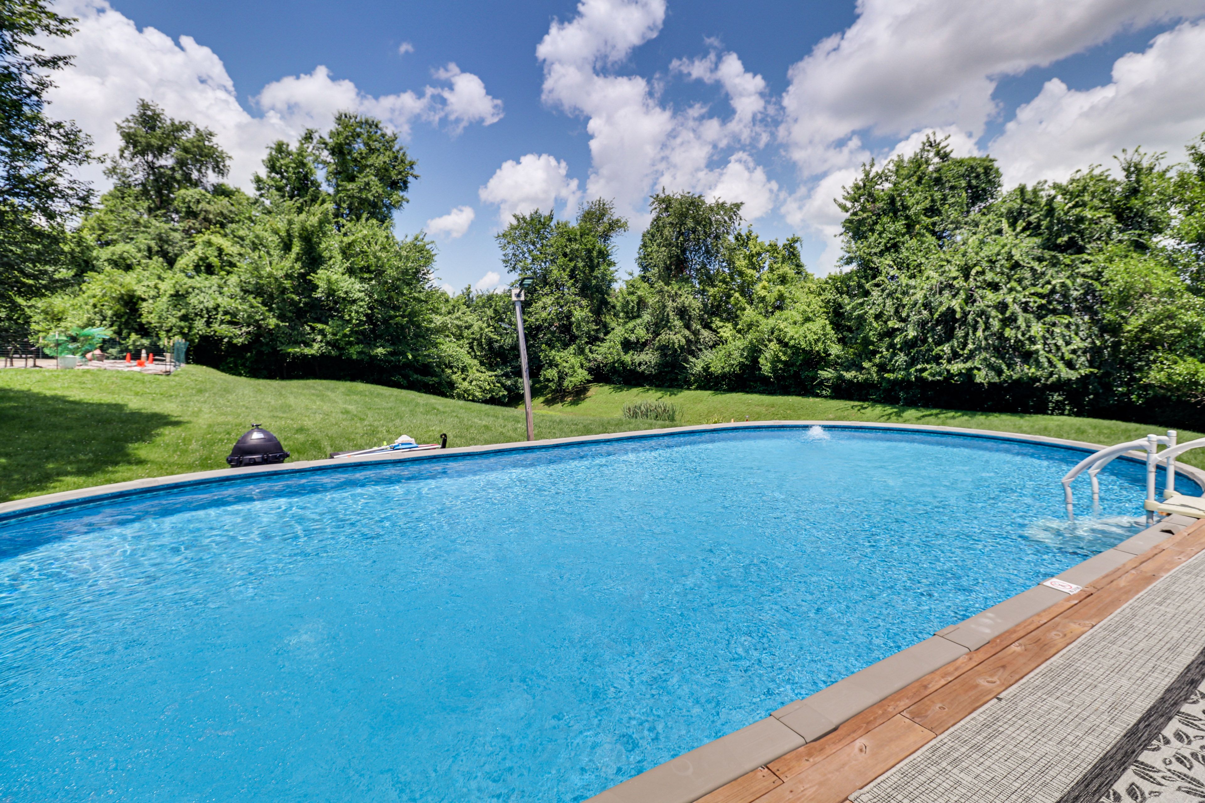 Seasonal Pool (End of May-Labor Day)