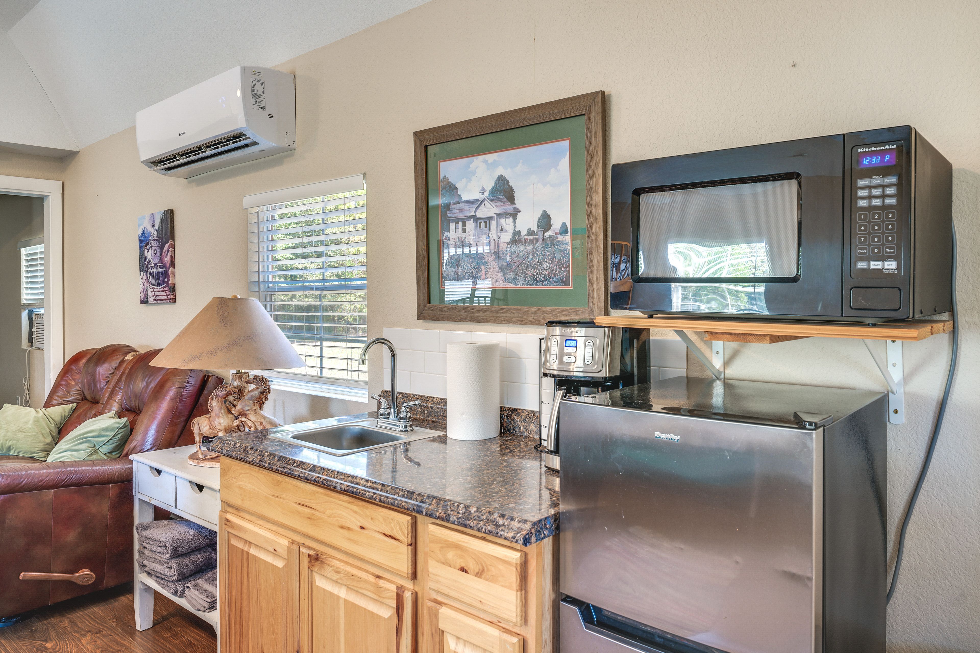 Kitchenette | Central A/C & Heat