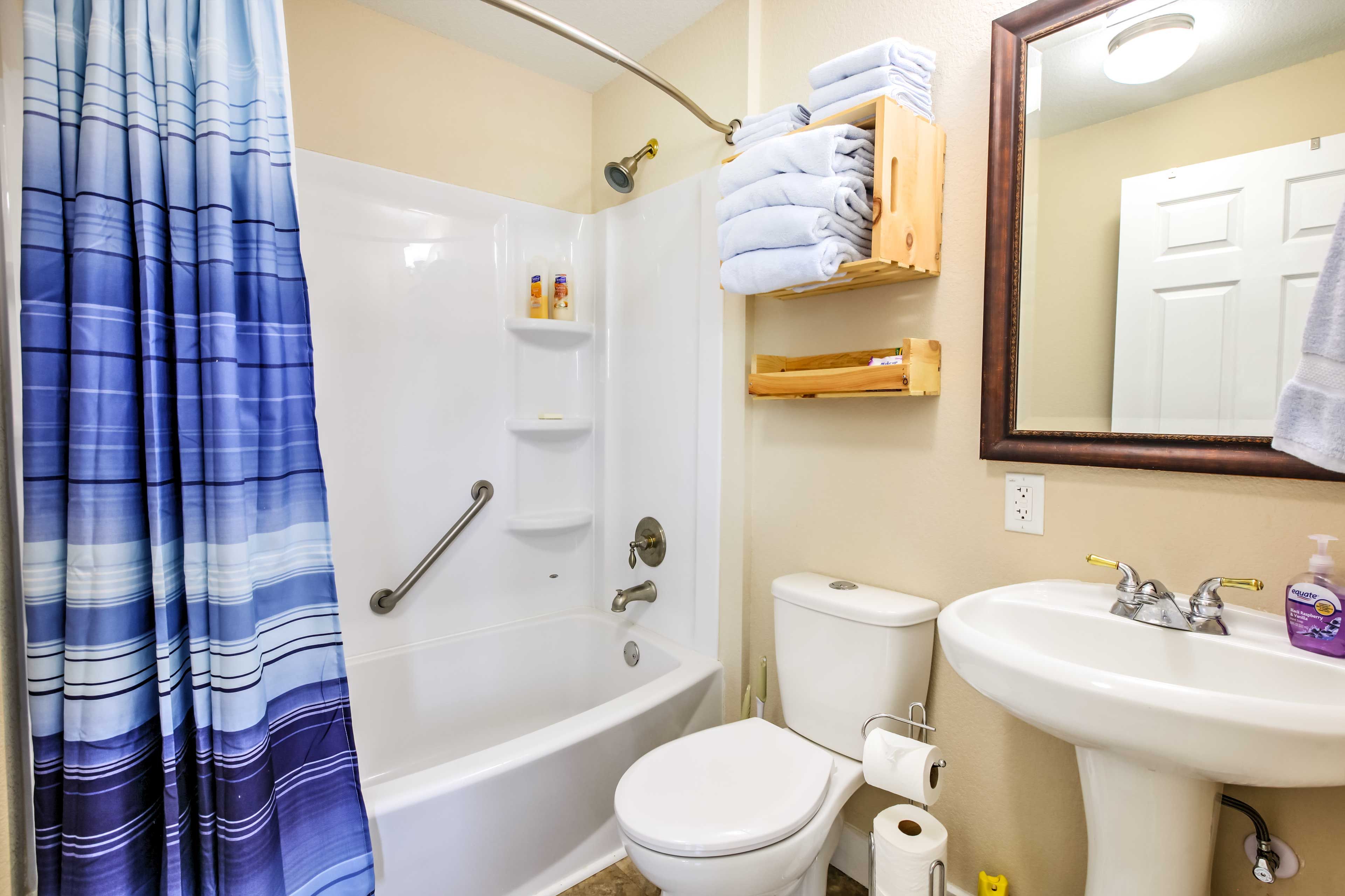 Full Bathroom | Towels Provided | Complimentary Toiletries