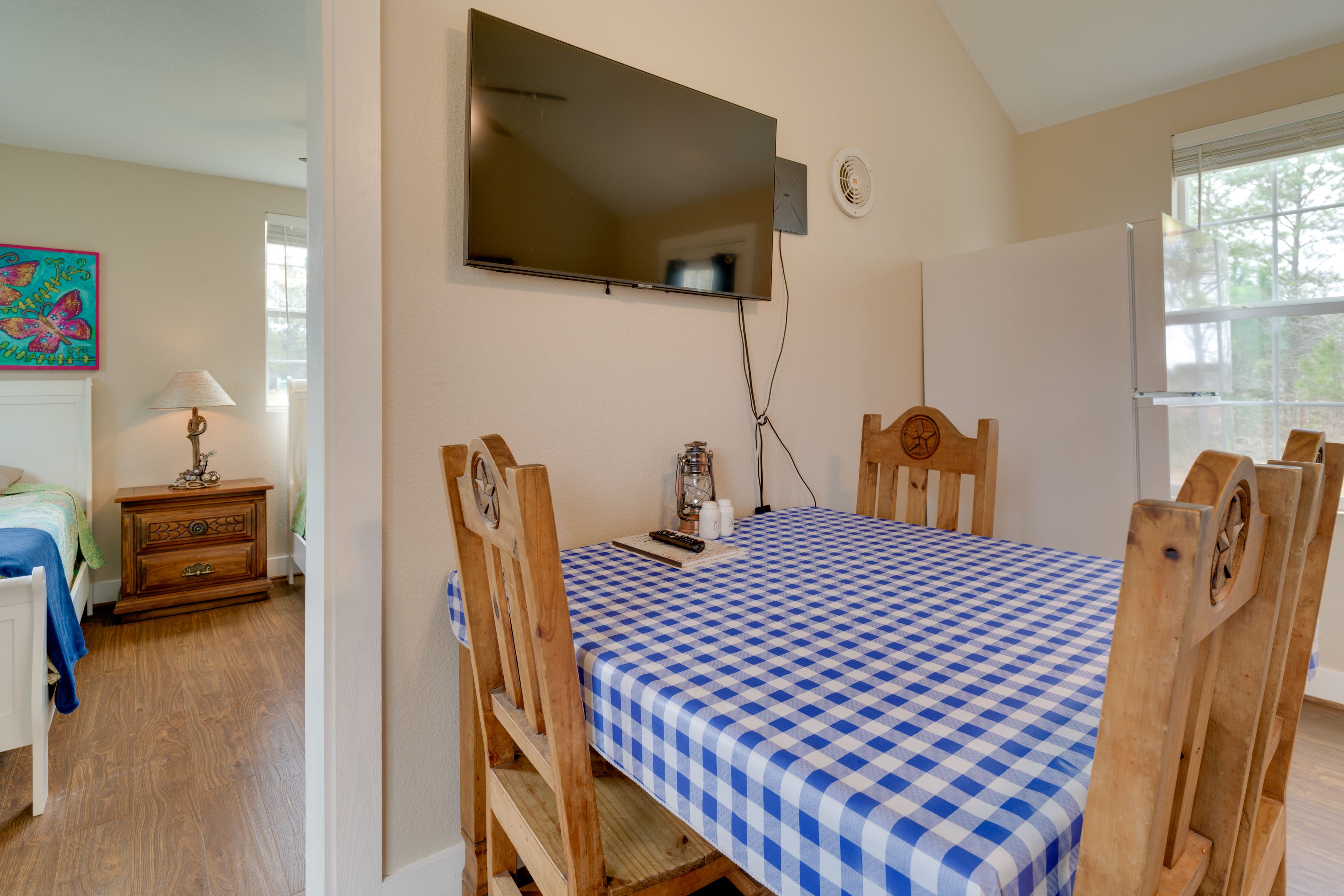 Dining Table | Dishware & Flatware