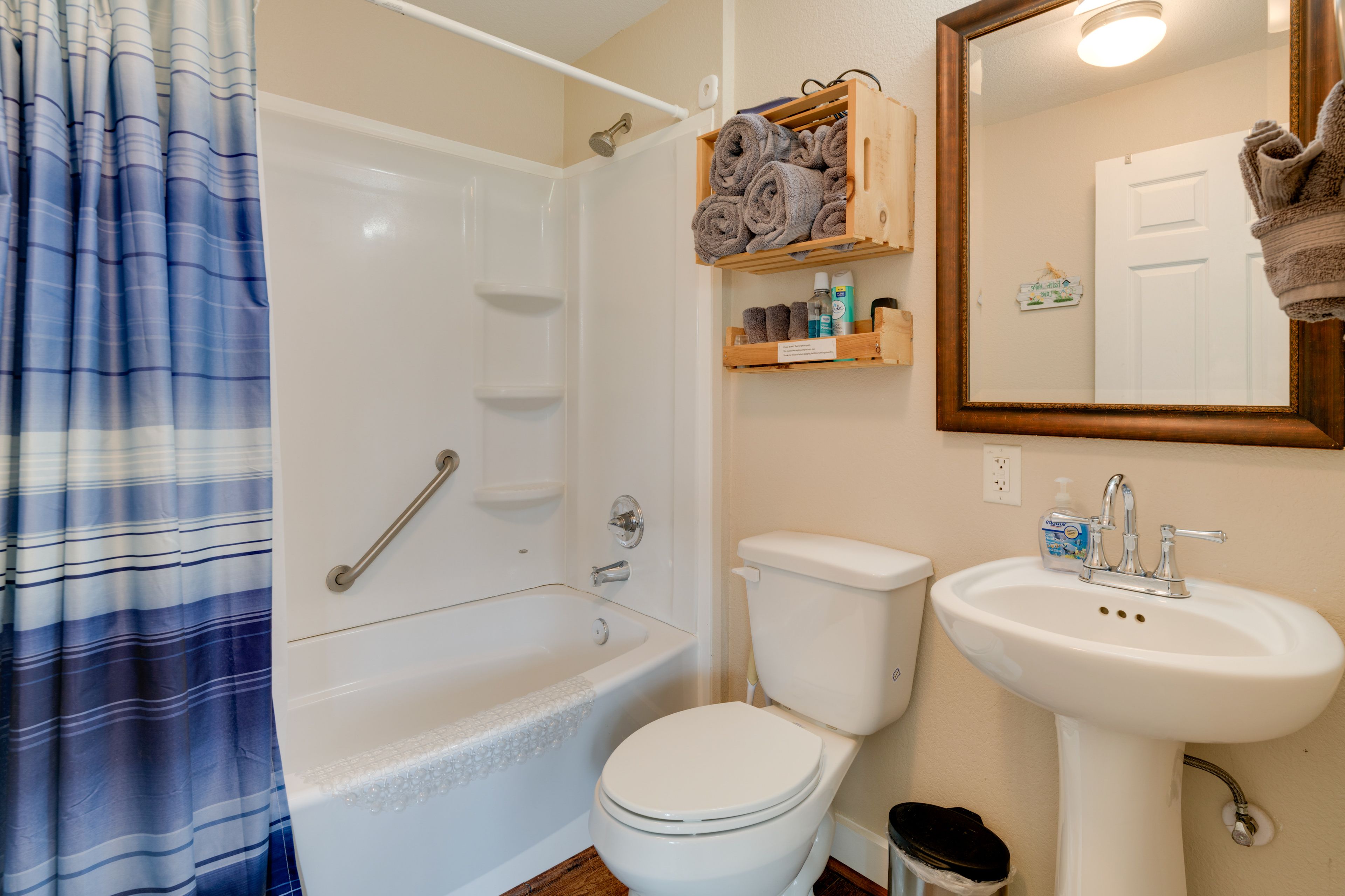 Full Bathroom | Towels Provided | Complimentary Toiletries