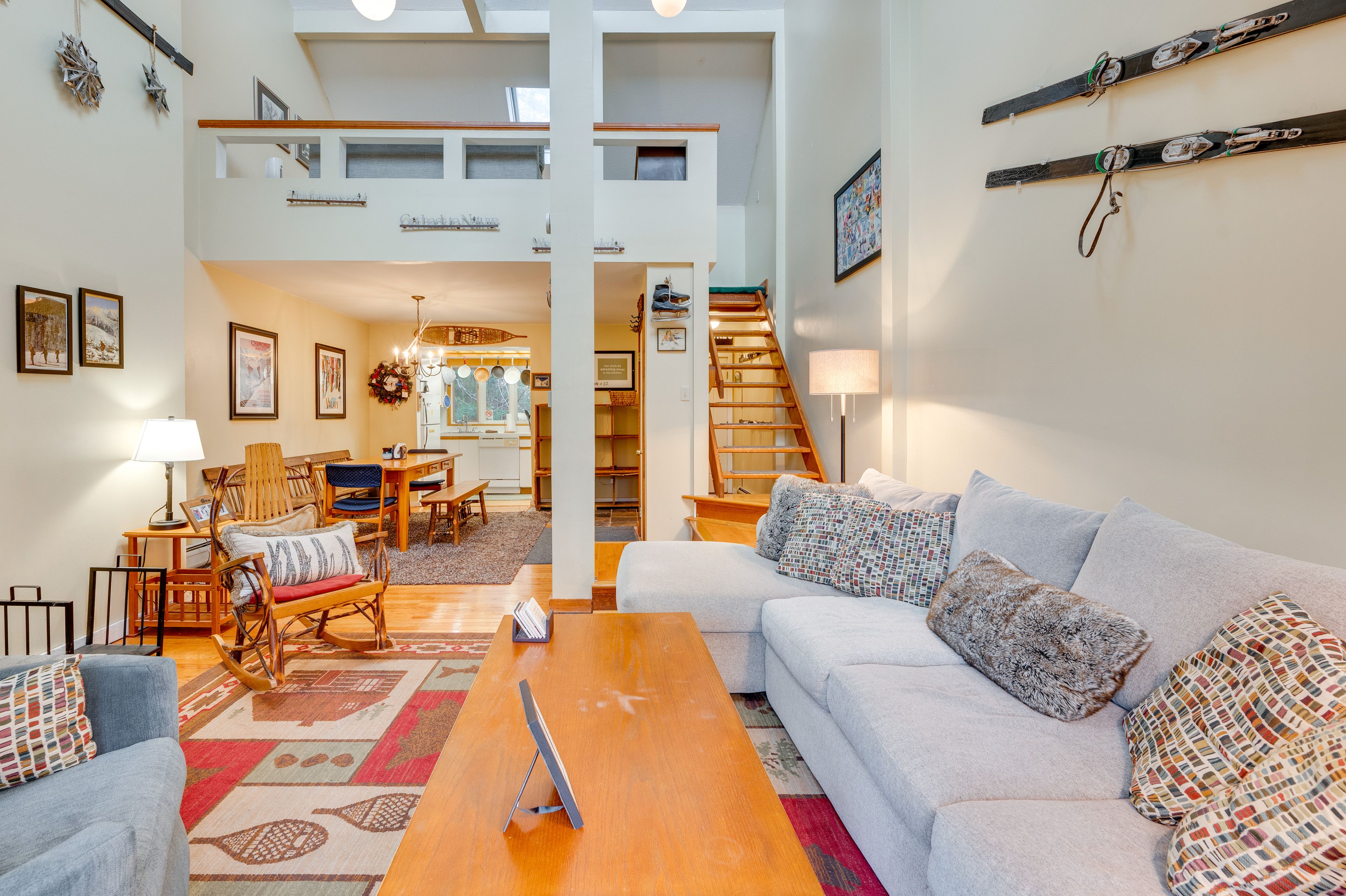 Living Room | Smart TV | Central Heat | Free WiFi | Fireplace Not for Use
