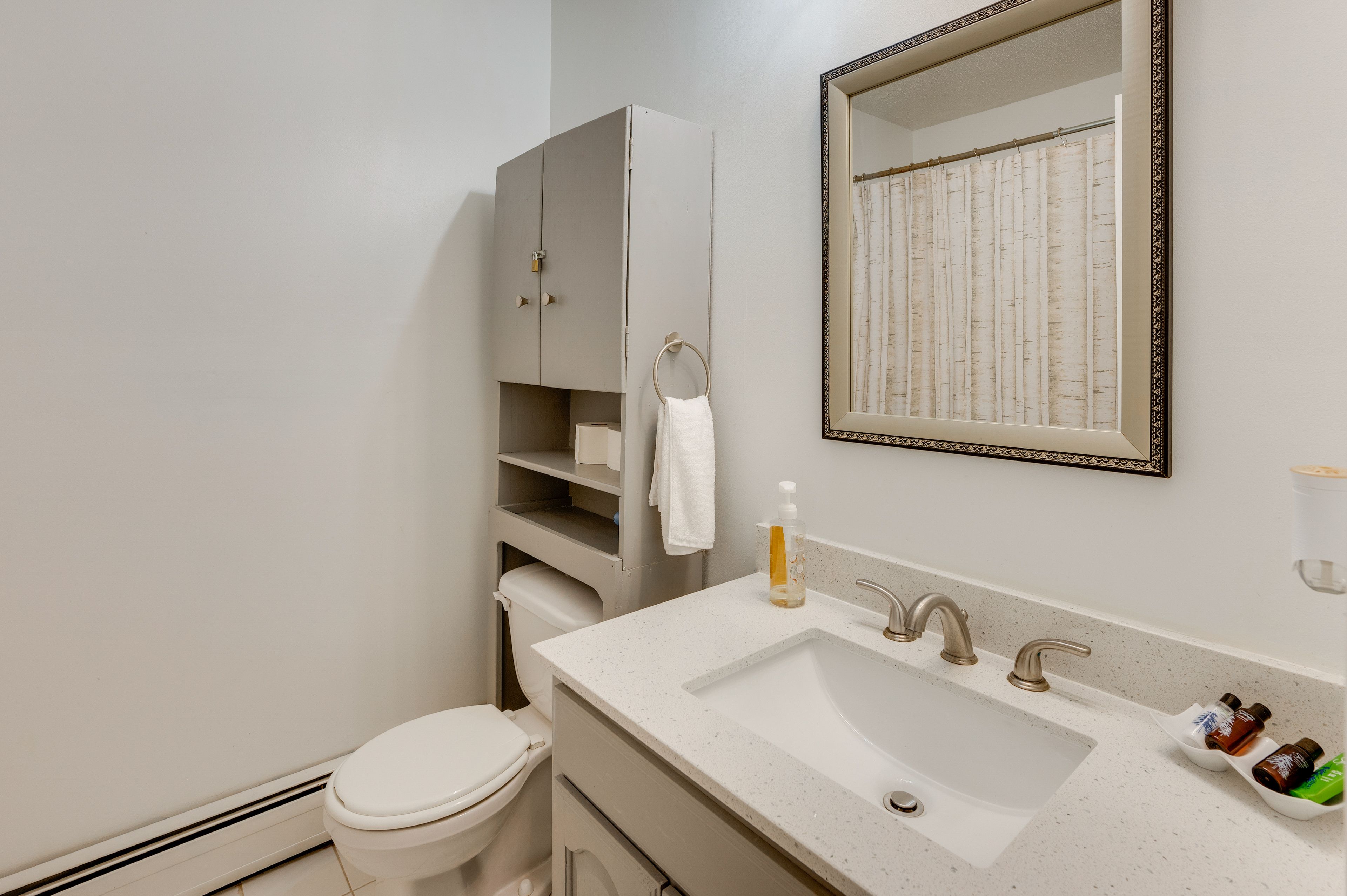 Full Bathroom | Towels Provided