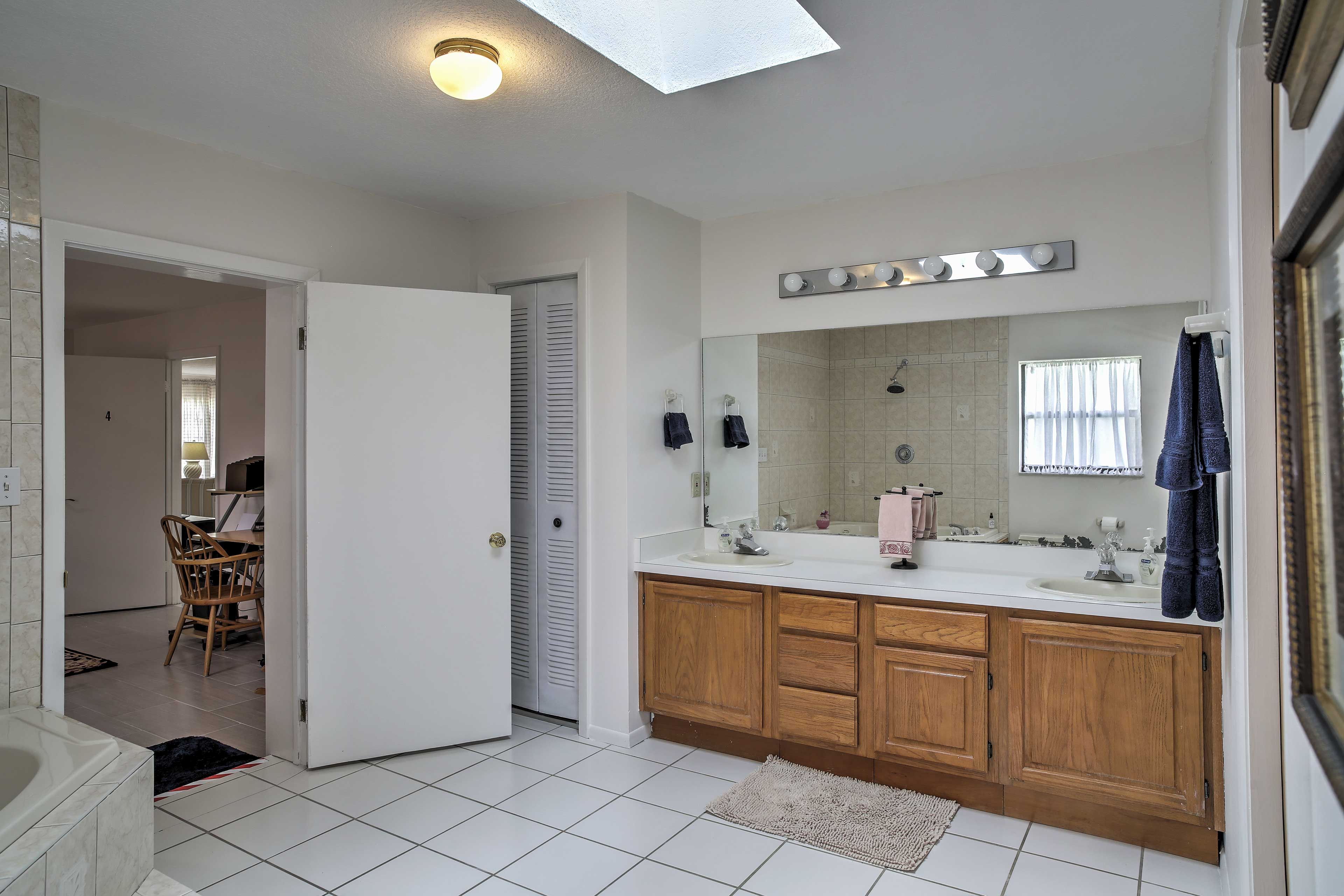 En-Suite Bathroom | Towels Provided