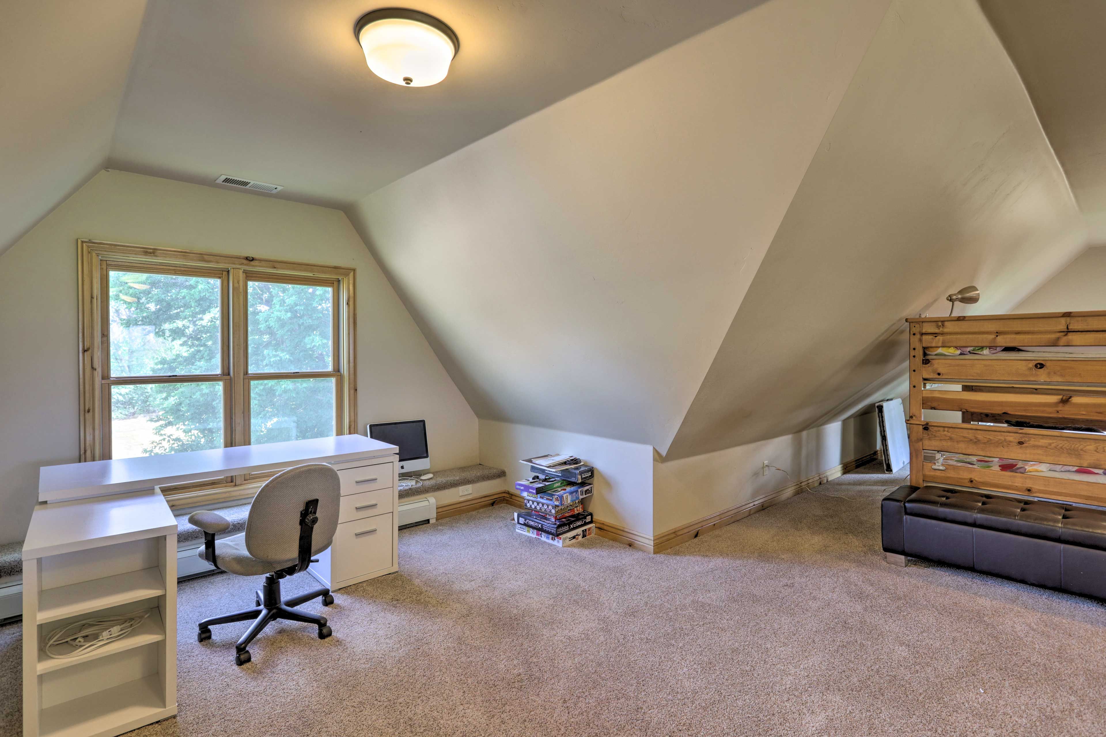 Loft | Queen Bunk Bed w/ Twin Trundle | Workspace | Flat-Screen TV