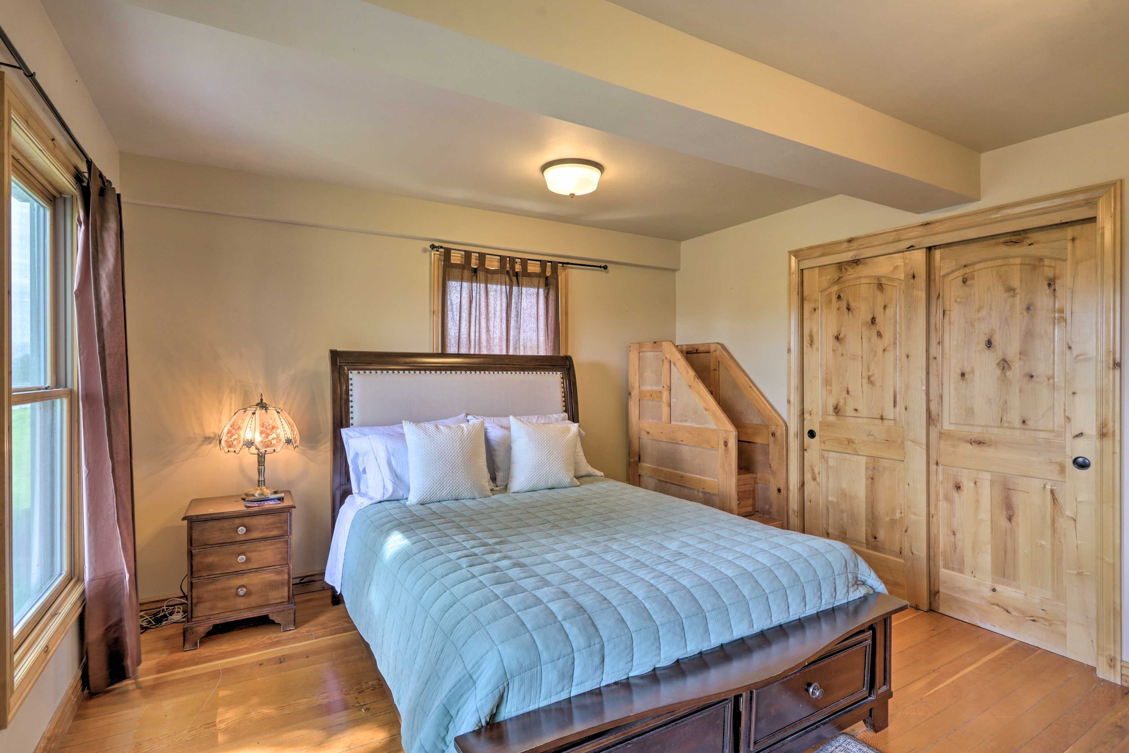 Bedroom 2 | Queen Bed | Flat-Screen TV