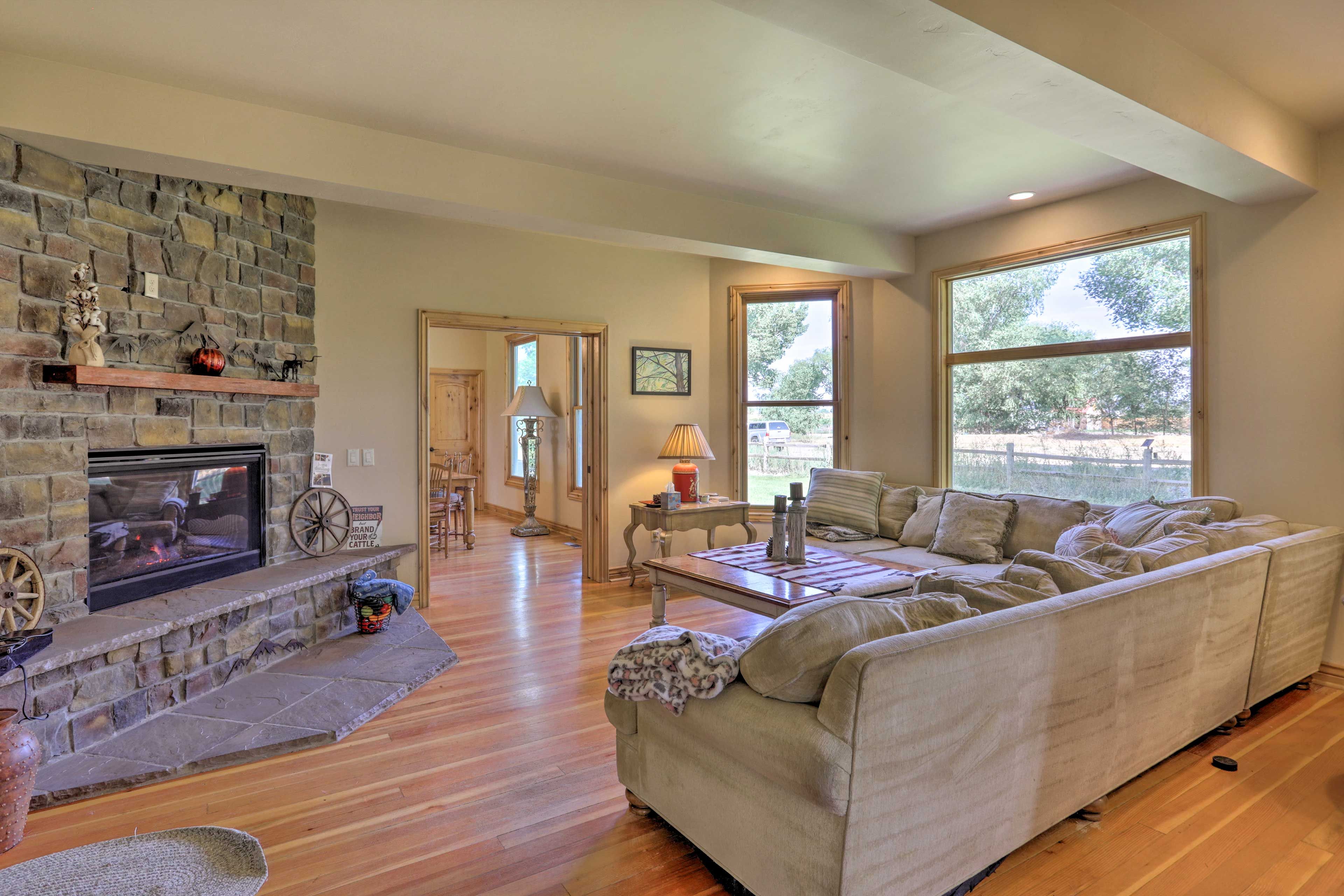 Living Room | Gas Fireplace | Smart TV | Free WiFi