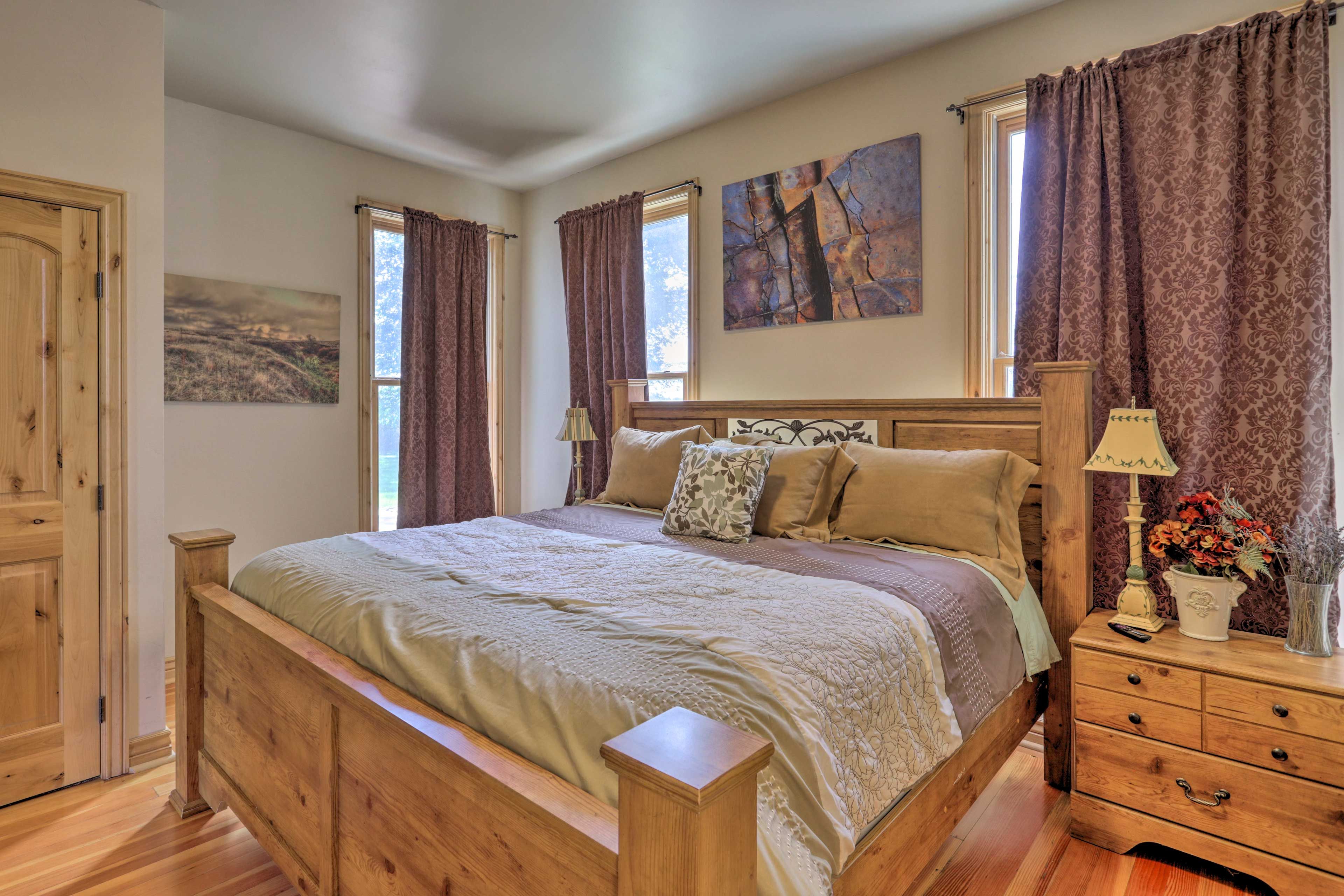 Bedroom 6 | King Bed | En-Suite Full Bath | Flat-Screen TV