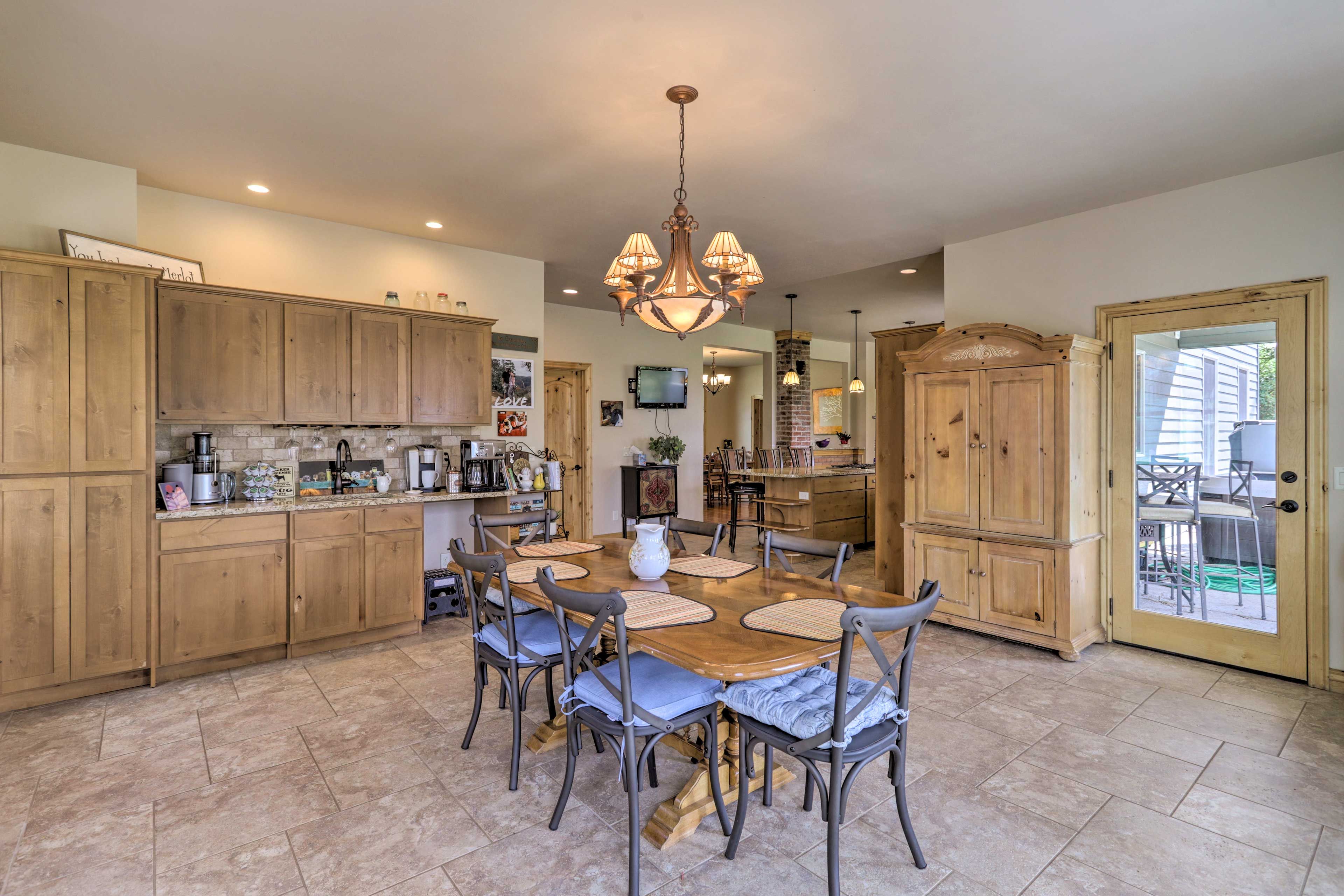 Breakfast Nook | Coffee Bar | Juicer | Coffee Maker | Keurig | Wet Bar