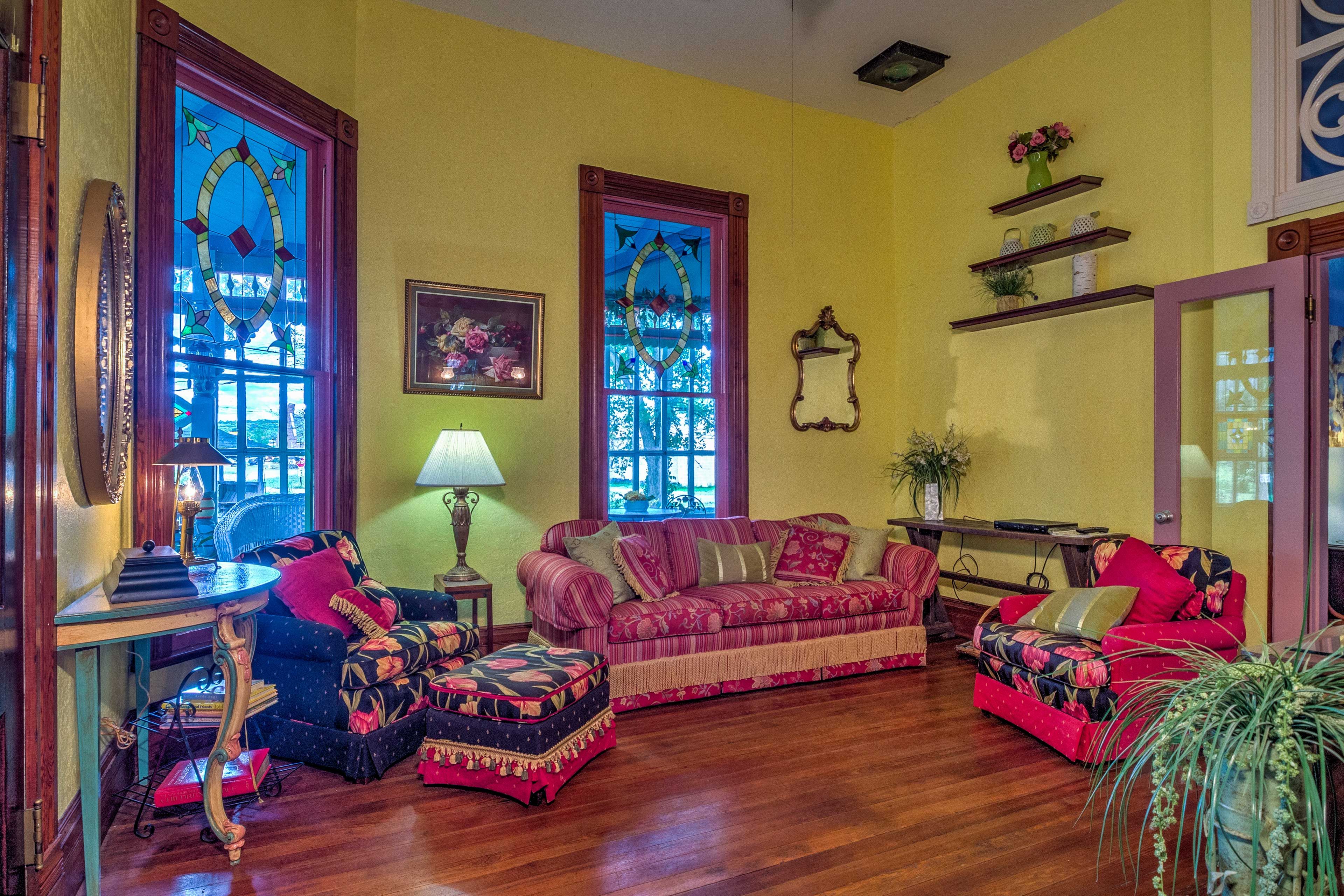 Living Room | Free WiFi | Central A/C & Heat