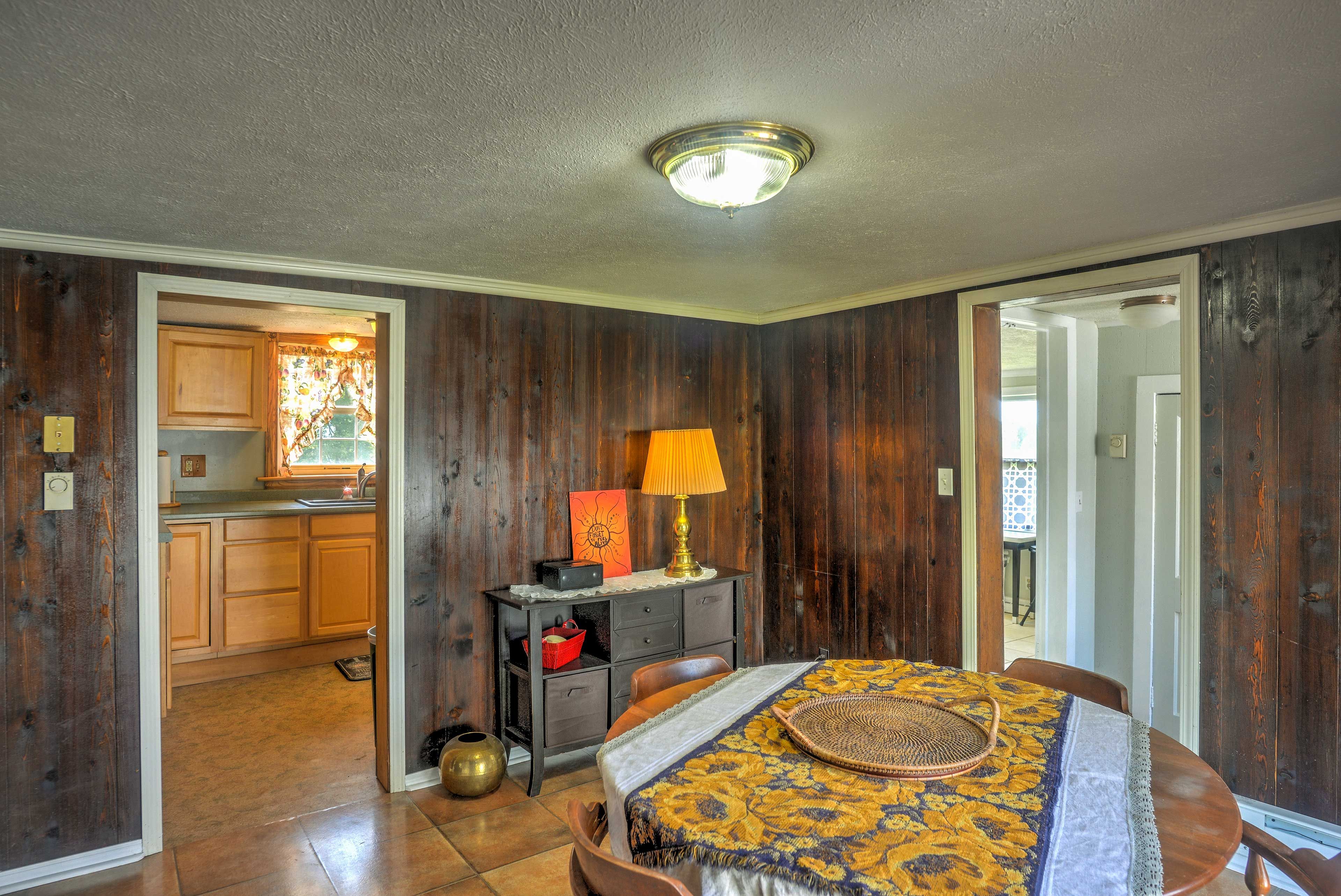 Four guests can dine together at the dining table.