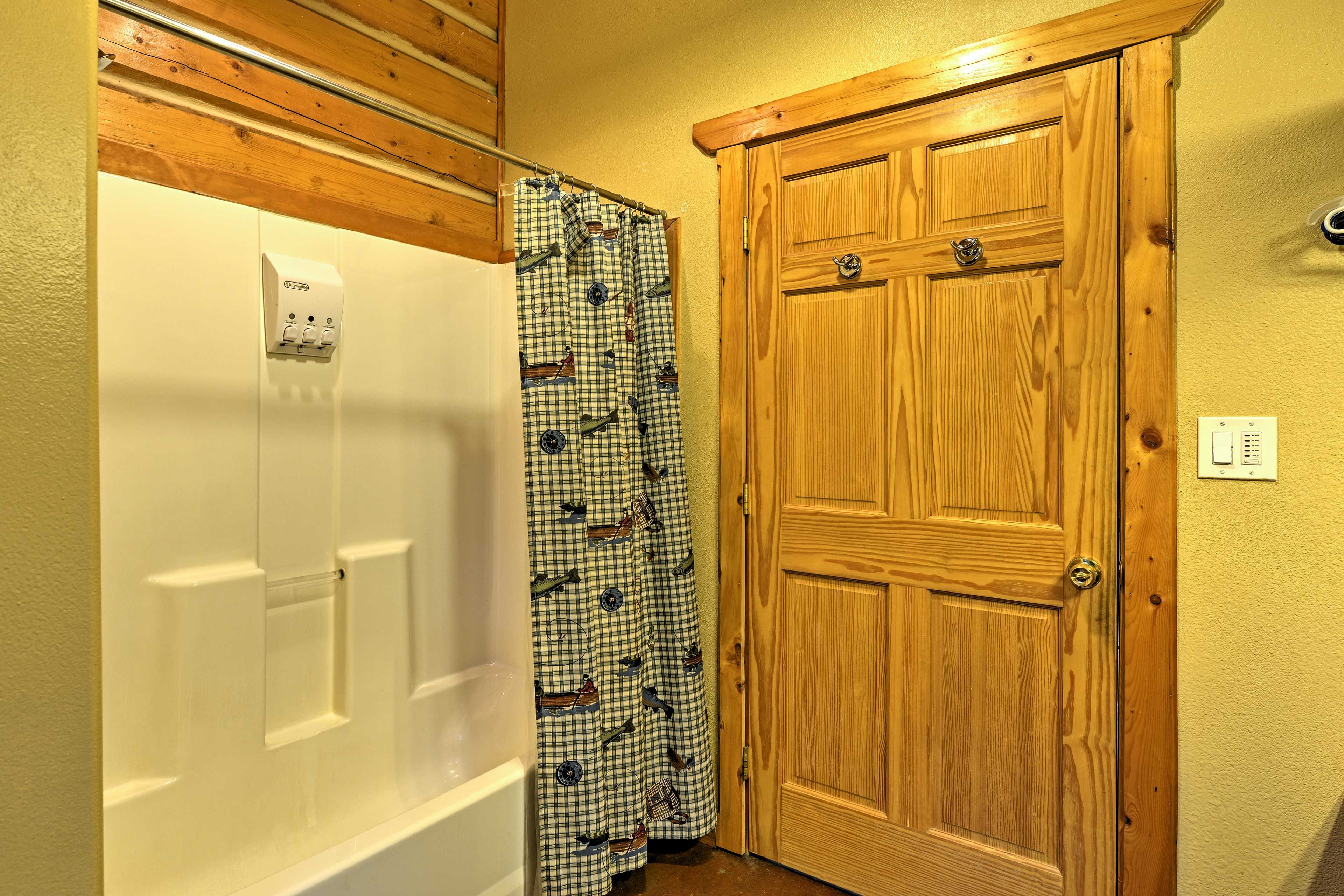 Full Bathroom | Complimentary Toiletries
