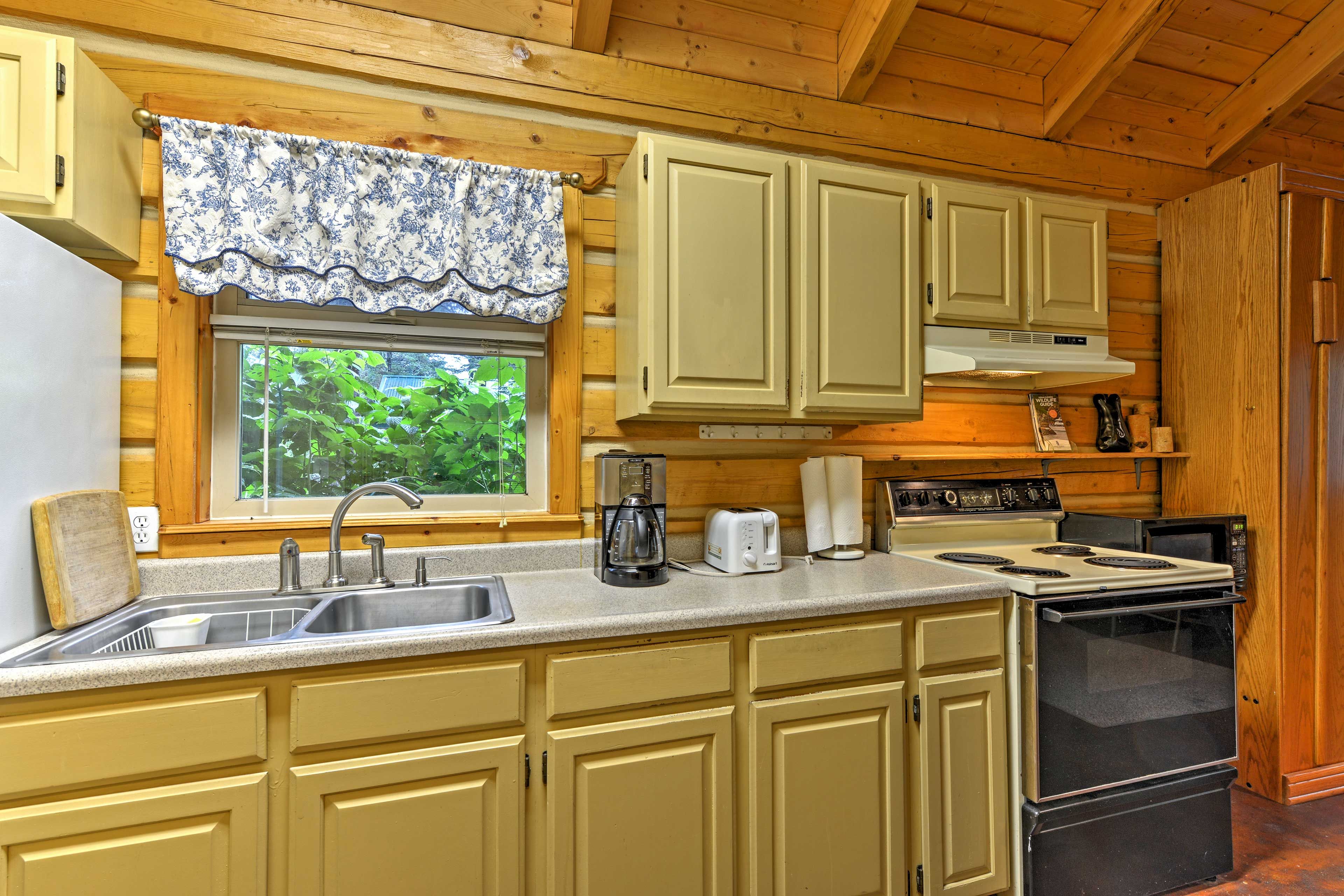 Kitchen | Well-Equipped w/ Cooking Basics
