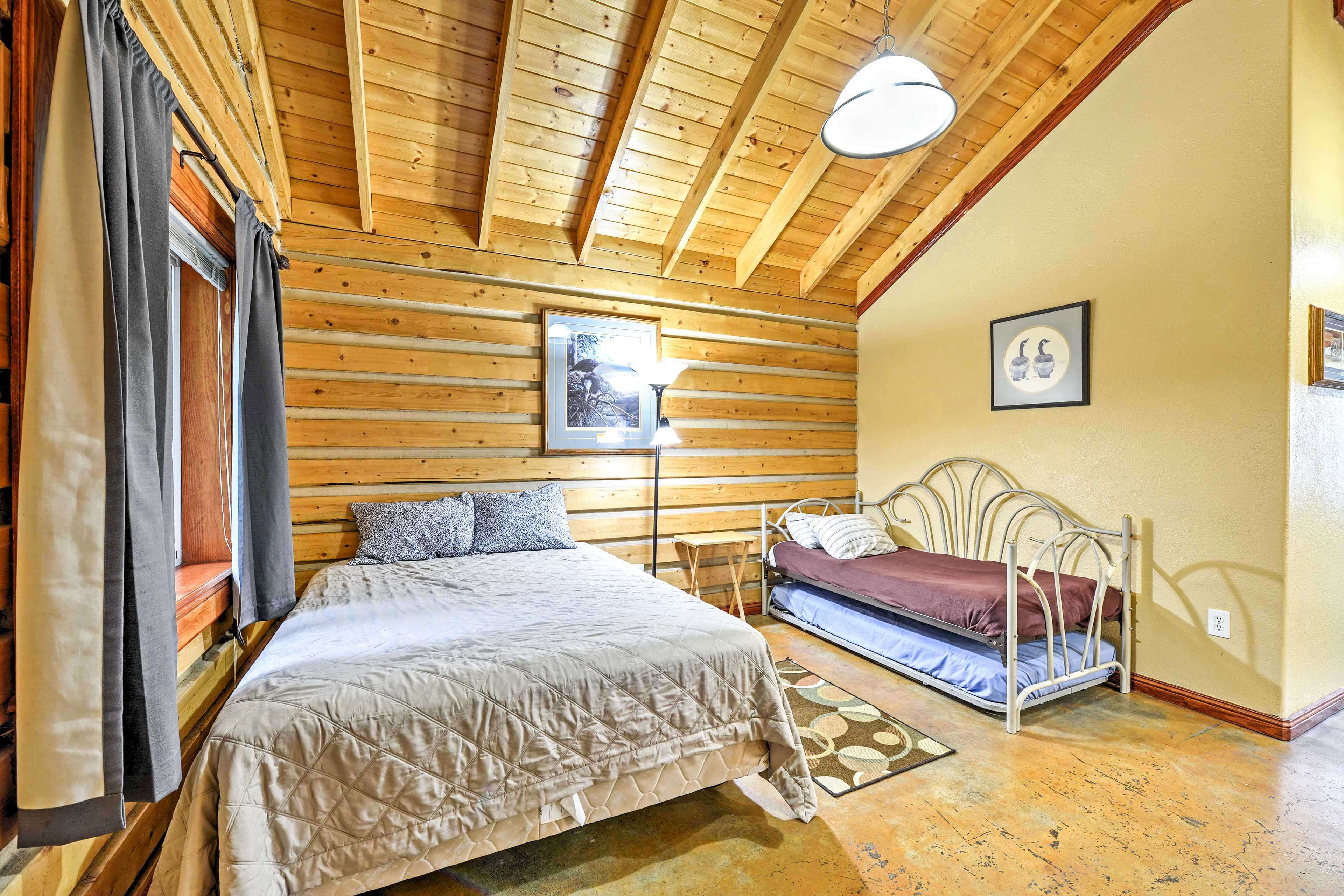 Studio | Twin Bed w/ Twin Trundle