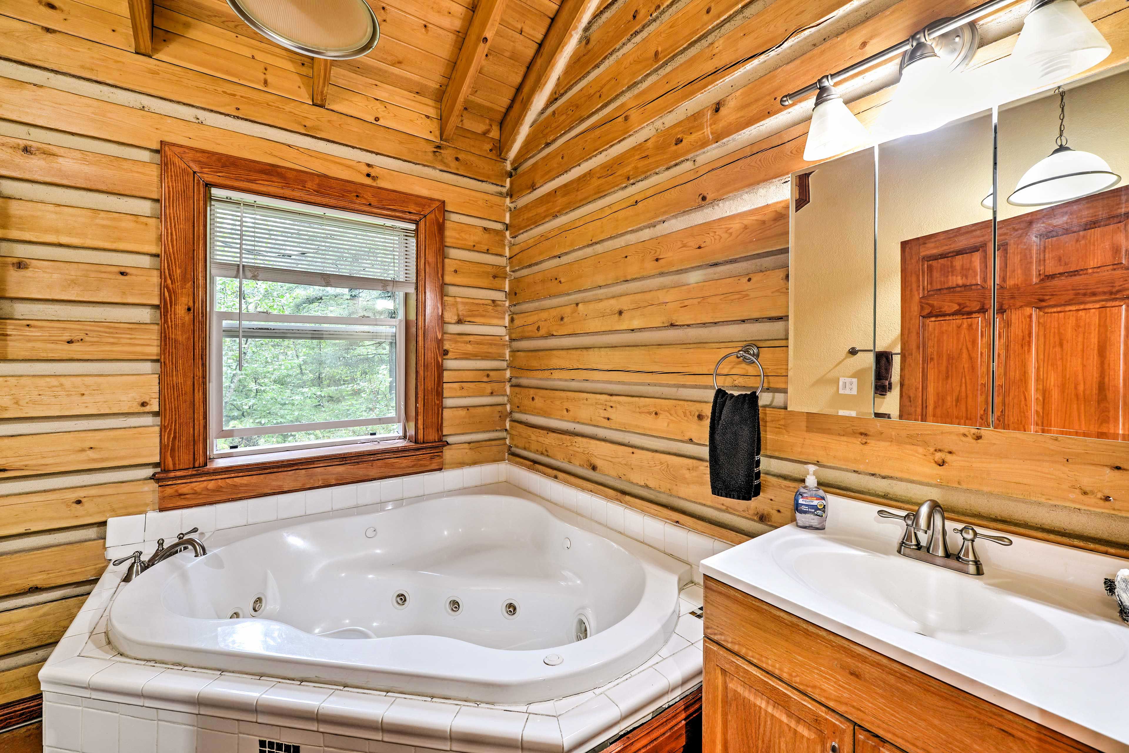 Full Bathroom | Jacuzzi Tub | Towels Provided