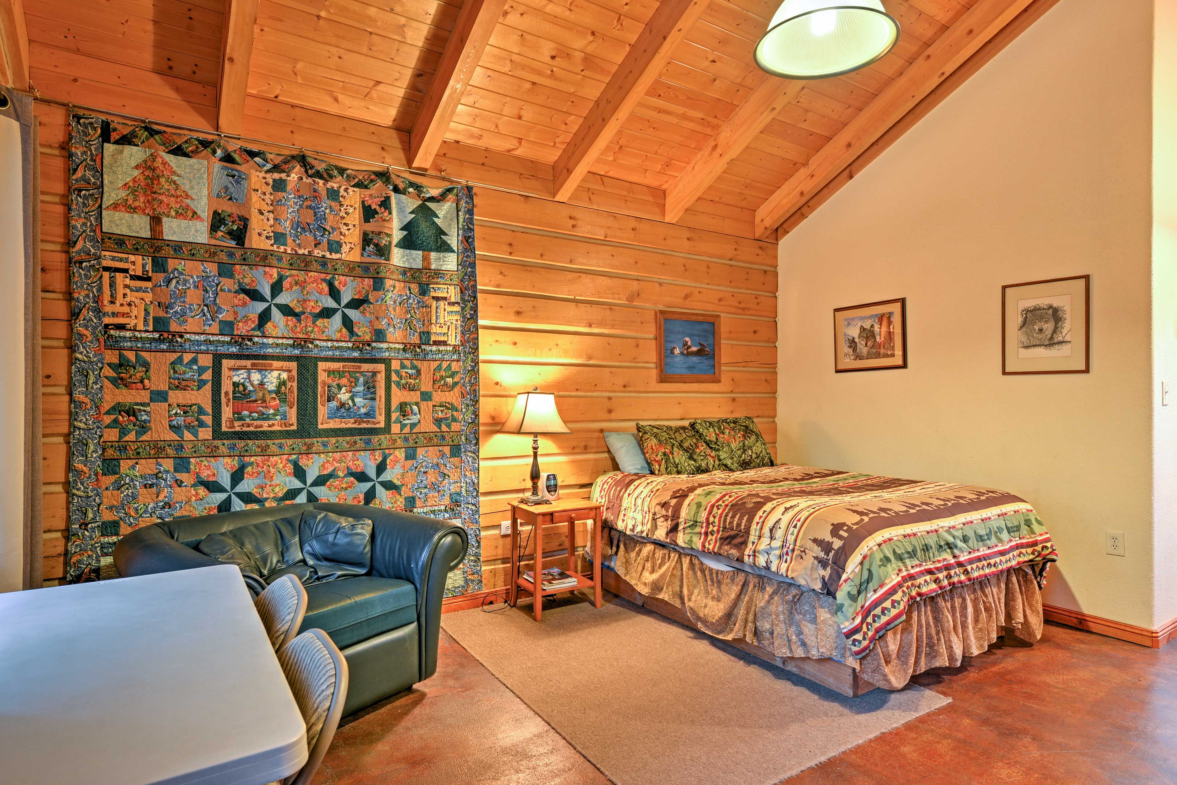 Studio | Queen Bed