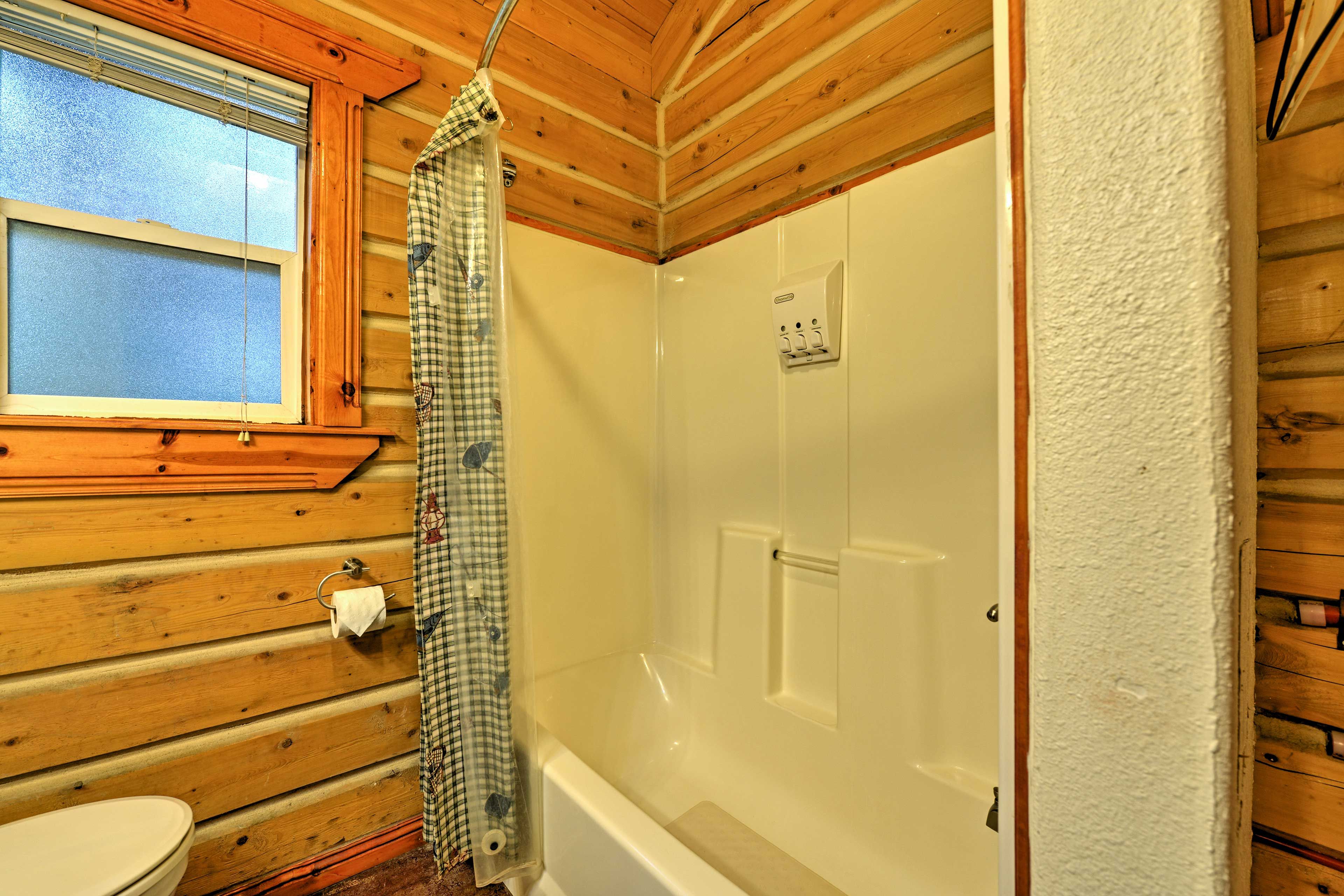 Full Bathroom | Towels & Complimentary Toiletries Provided