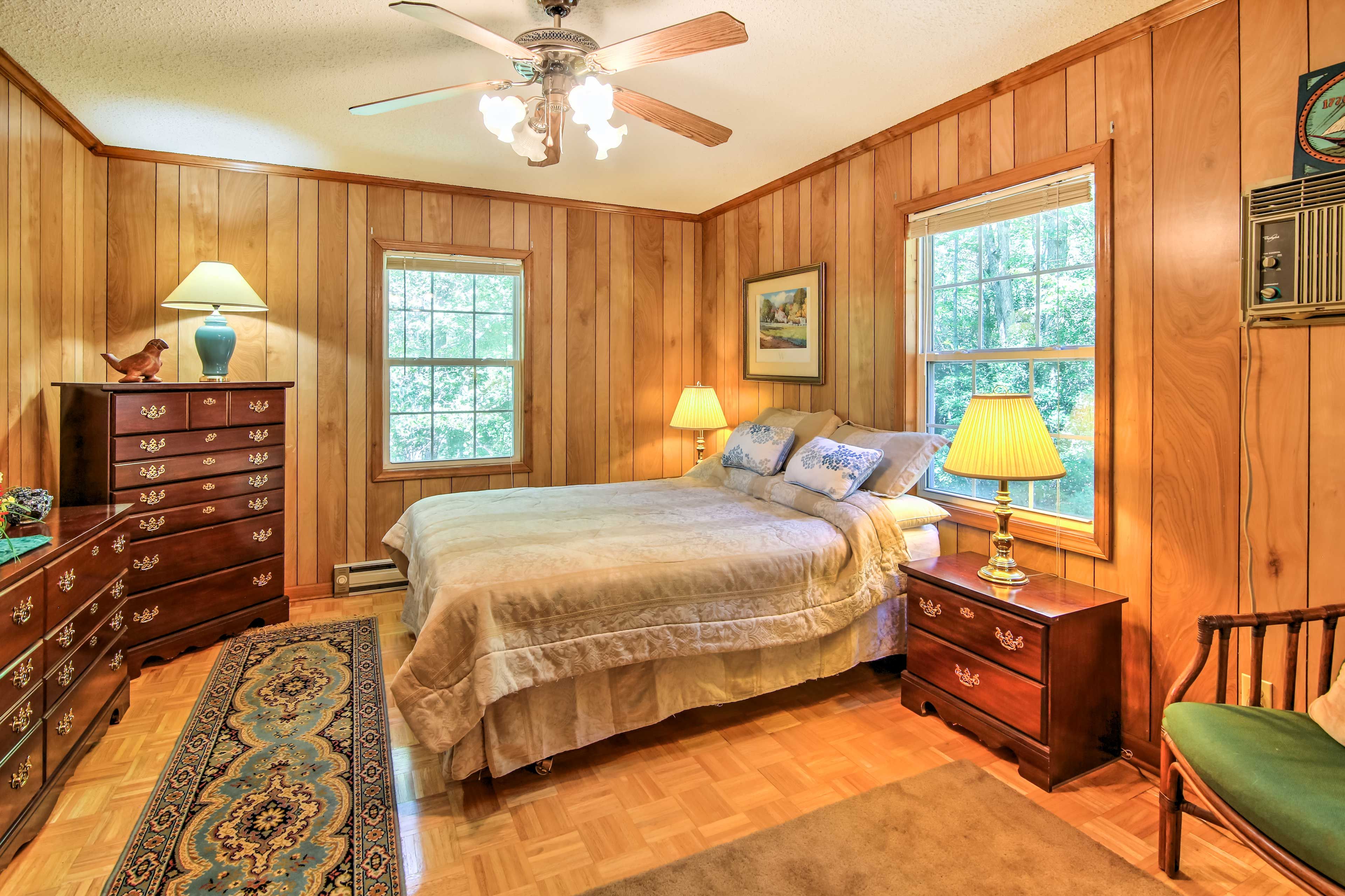 Bedroom | Queen Bed | Linens Provided