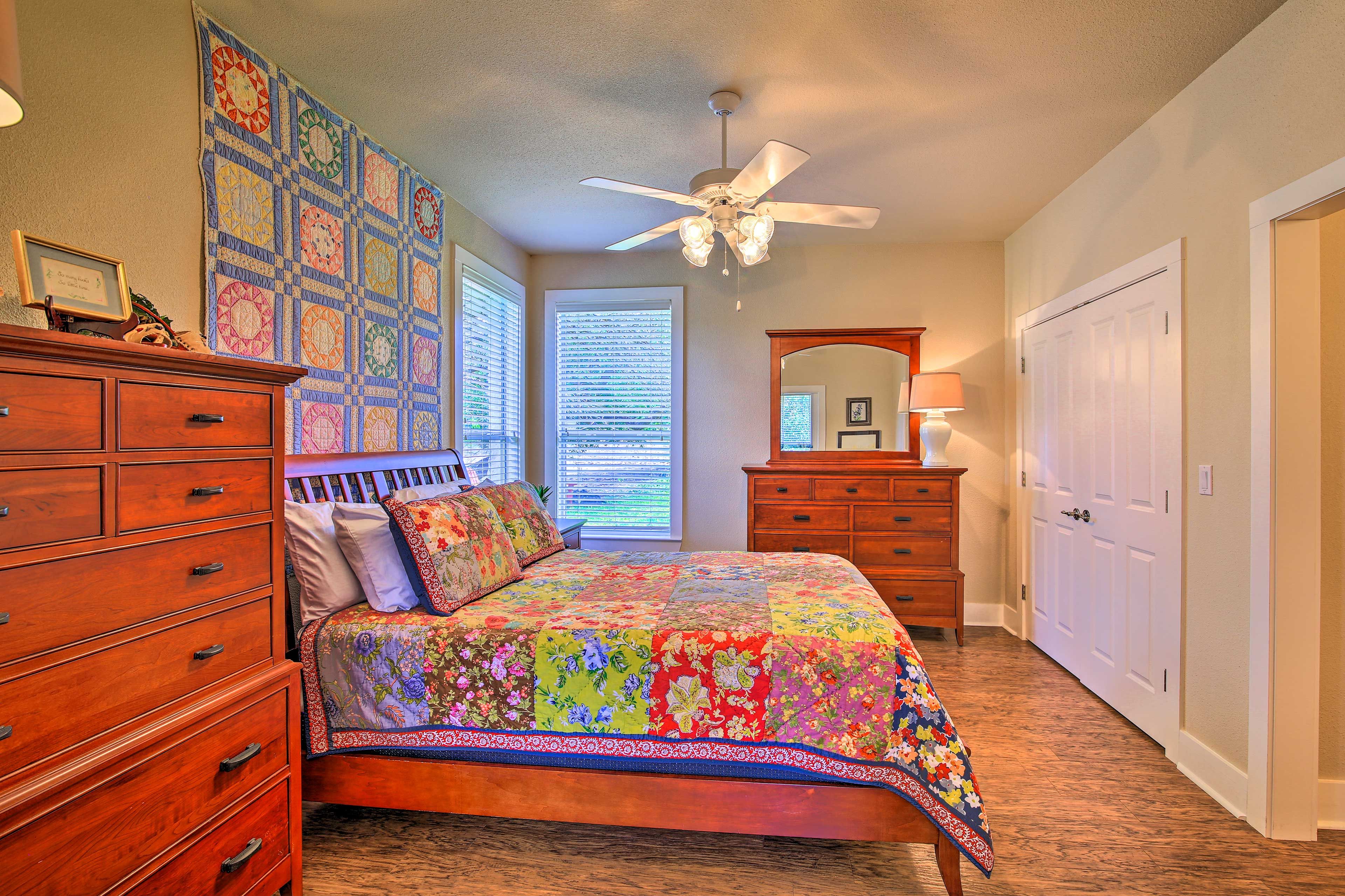 Bedroom 1 | Queen Bed