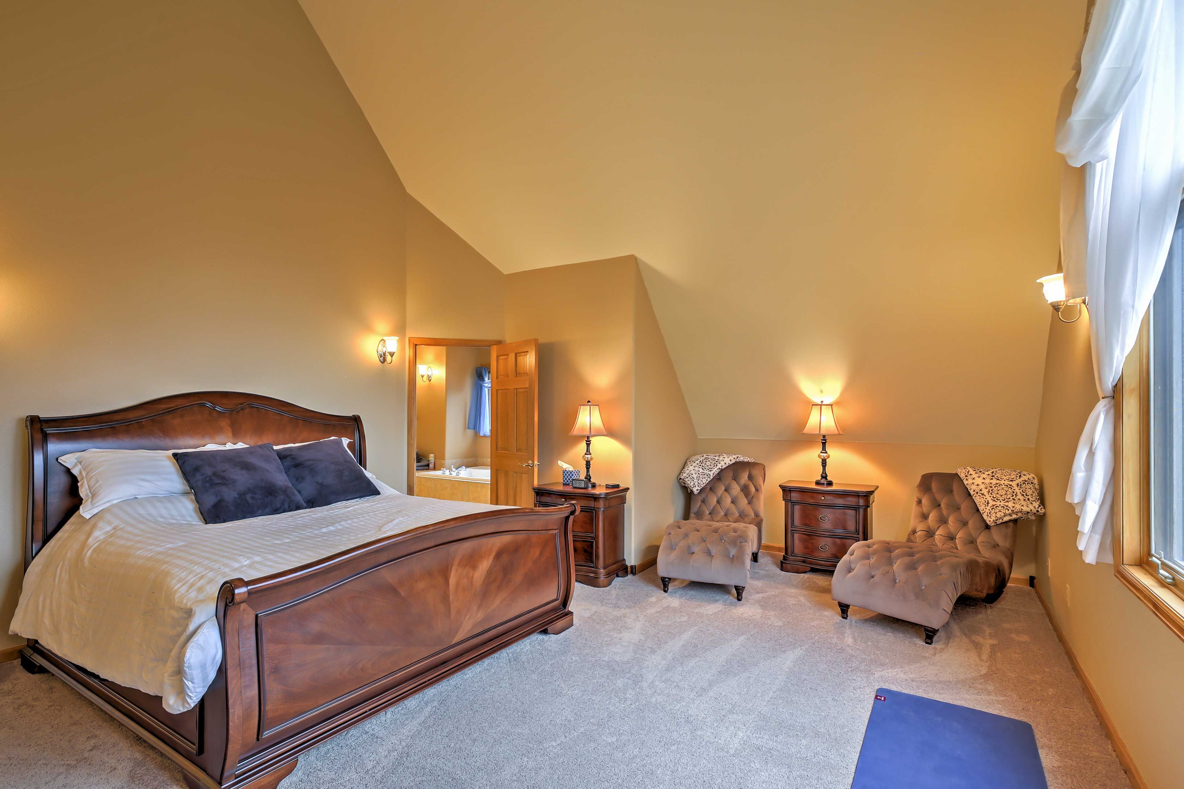 Bedroom 1 | King Bed | En-Suite Bathroom | 2nd Floor