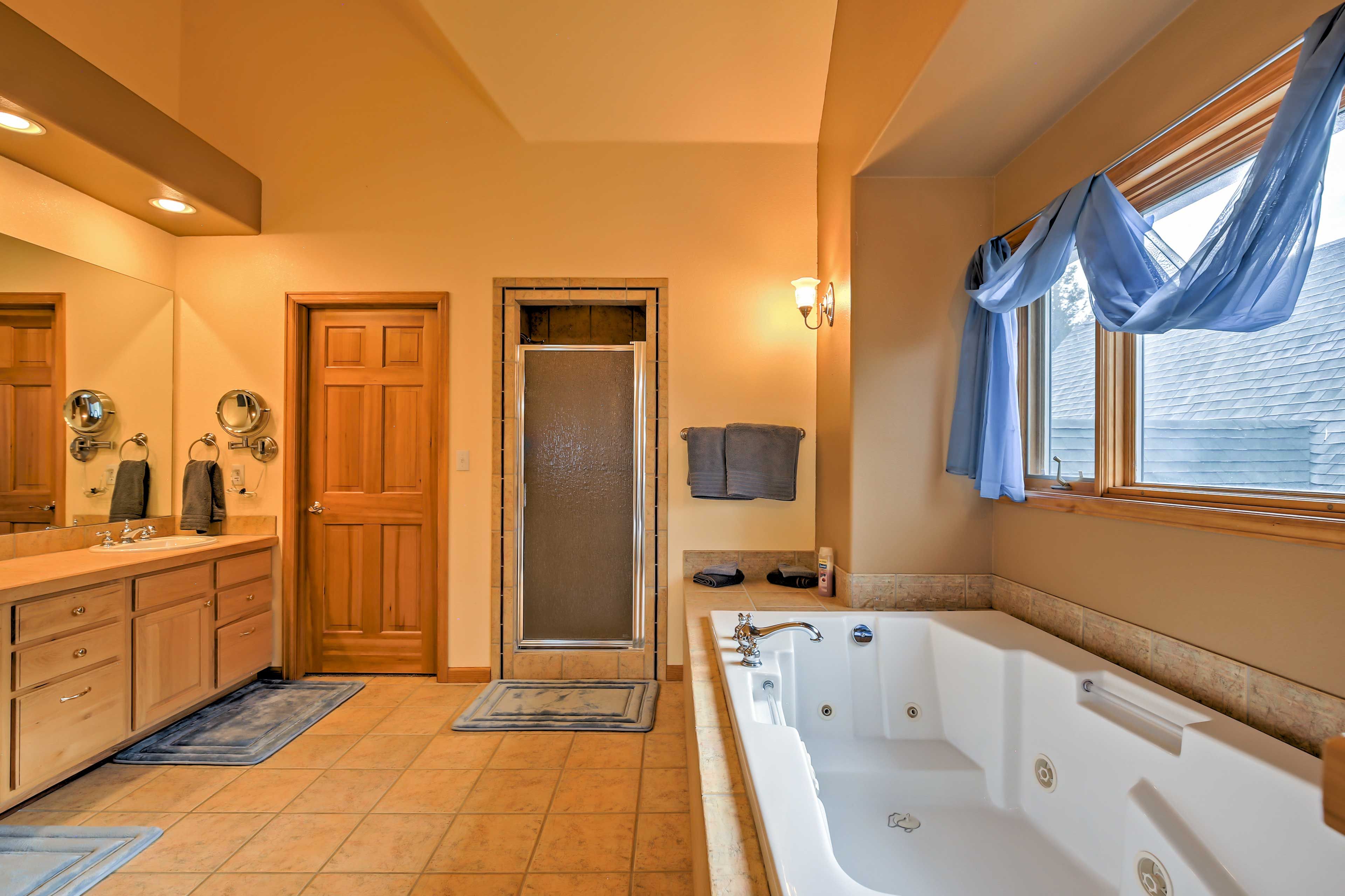 En-Suite Bathroom | Jetted Tub | Complimentary Toiletries