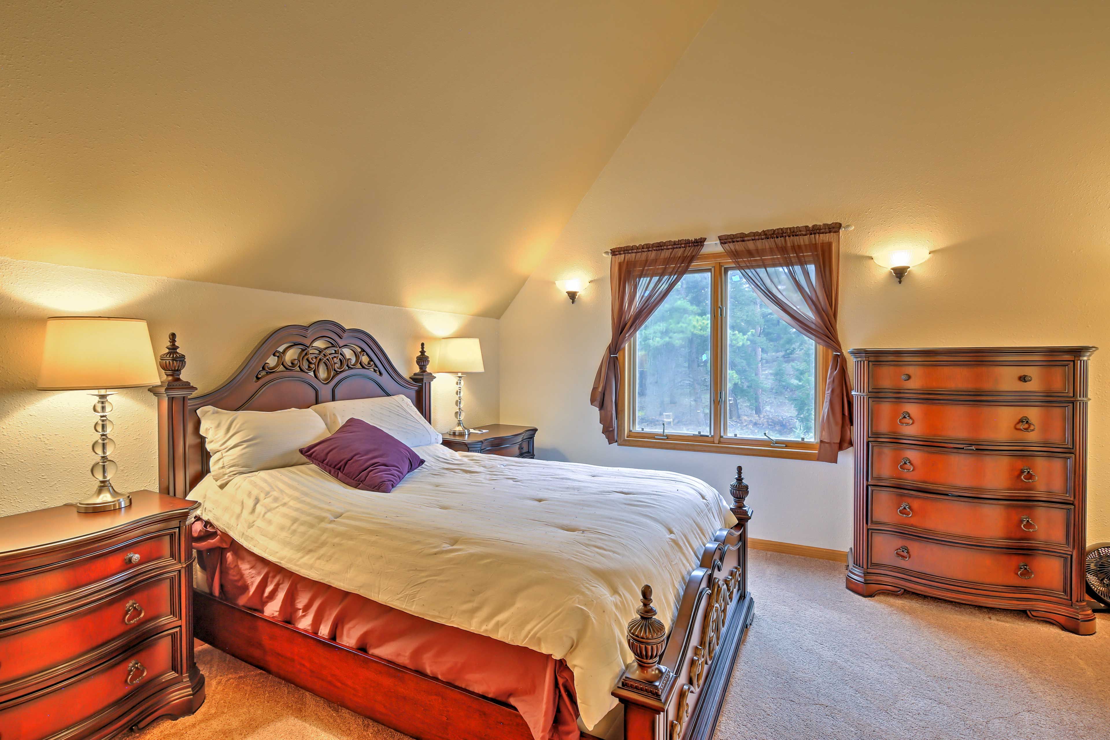 Bedroom 2 | Queen Bed | En-Suite Bathroom | 2nd Floor